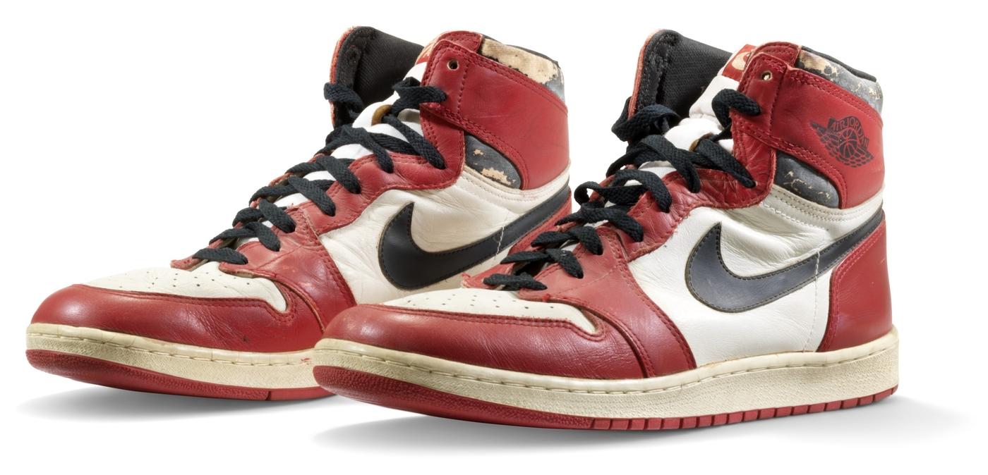 Les Air Jordan 1 High Chicago, dites « Shattered Backboard », vendues 615 000 dollars le 13 août 2020 chez Christie’s. Cette paire fut portée par Michael Jordan lors d’un match d’exhibition en 1985, rencontre marquée par un impressionnant « dunk » du basketteur, si puissant qu’il brisa le panneau de verre du panier. Un éclat de verre est encore visible aujourd’hui dans les rainures de la semelle gauche.