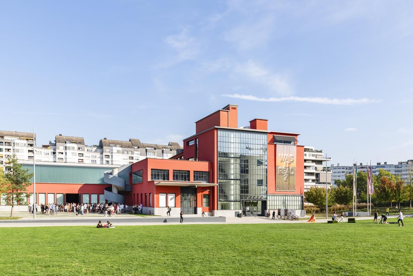 Remise de diplômes masquée en 2020 à la HEAD, Genève.