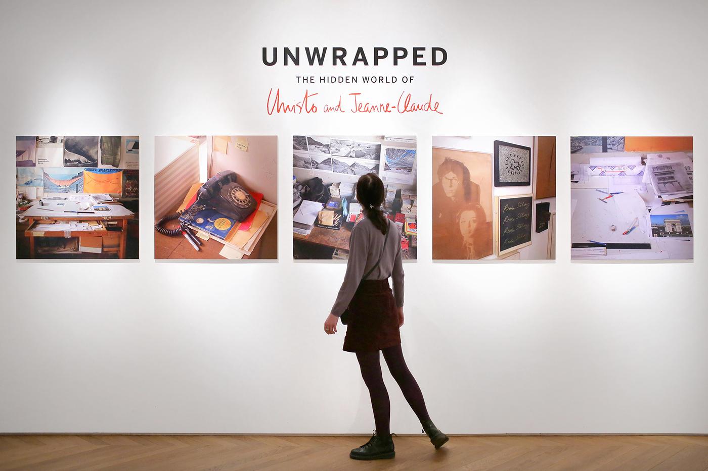 Exposition de la vente « Unwrapped: The Hidden World of Christo and Jeanne-Claude » à Sotheby's Paris.