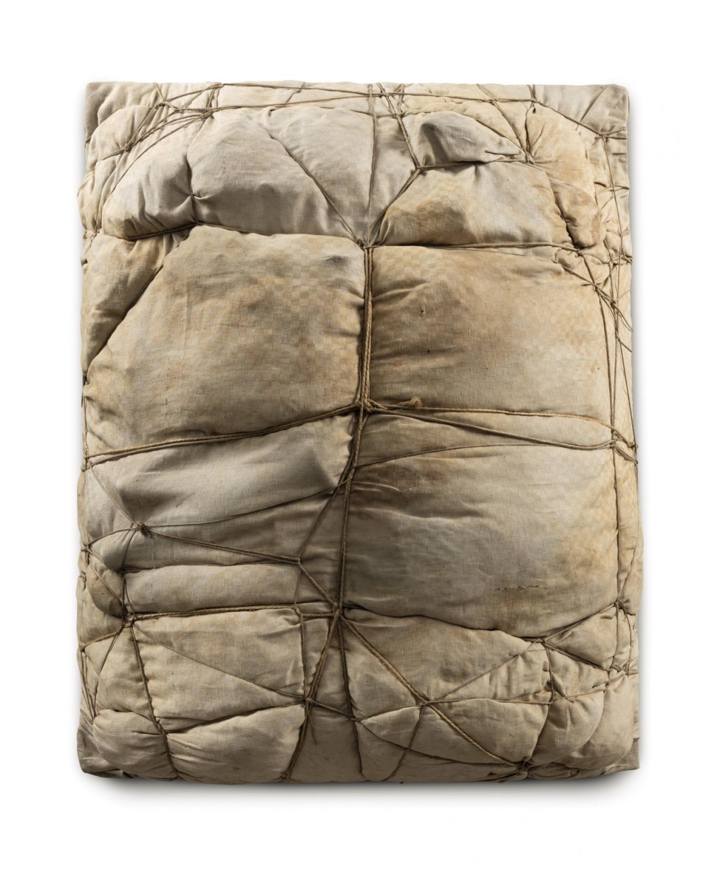 Christo, Package, 1961, tissu et corde montés sur panneau, 92,5 x 73,5 x 26 cm, vendu 520 700 € chez Sotheby's.