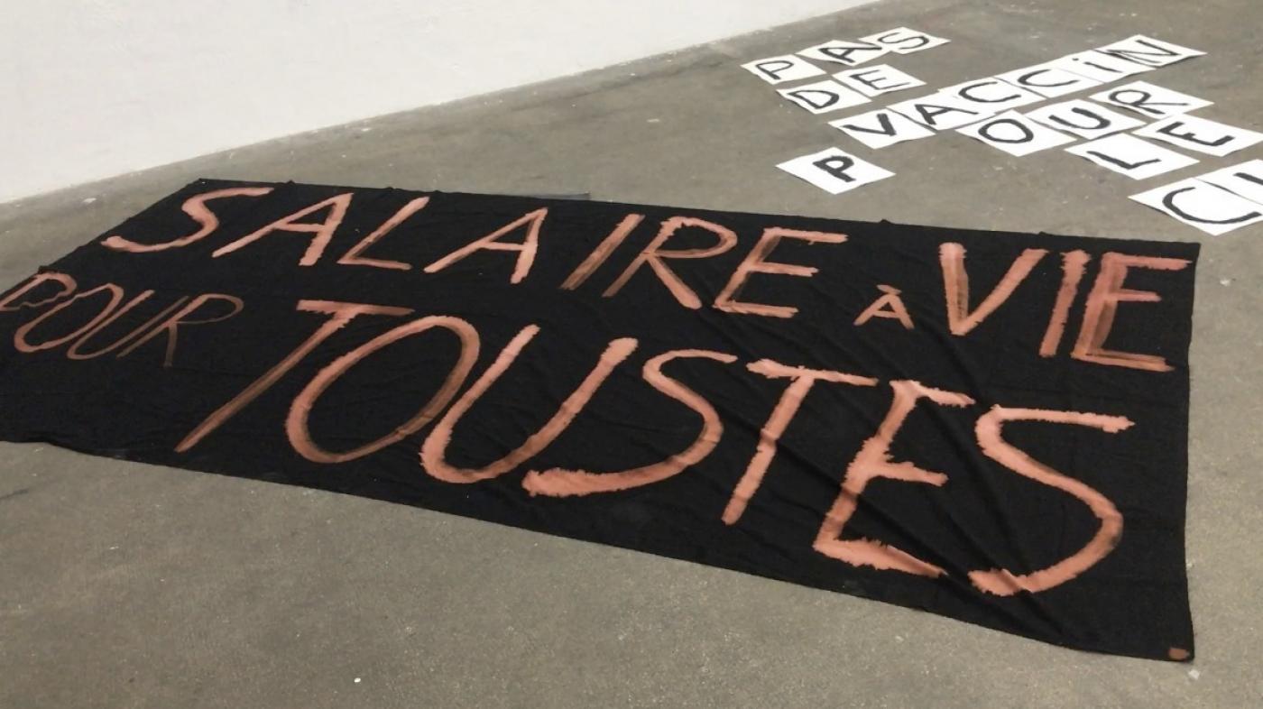 Bannière « salaire à vie pour tous-tes » réalisée pour la manifestation du 1er mai 2020 par le collectif Art en Grève.