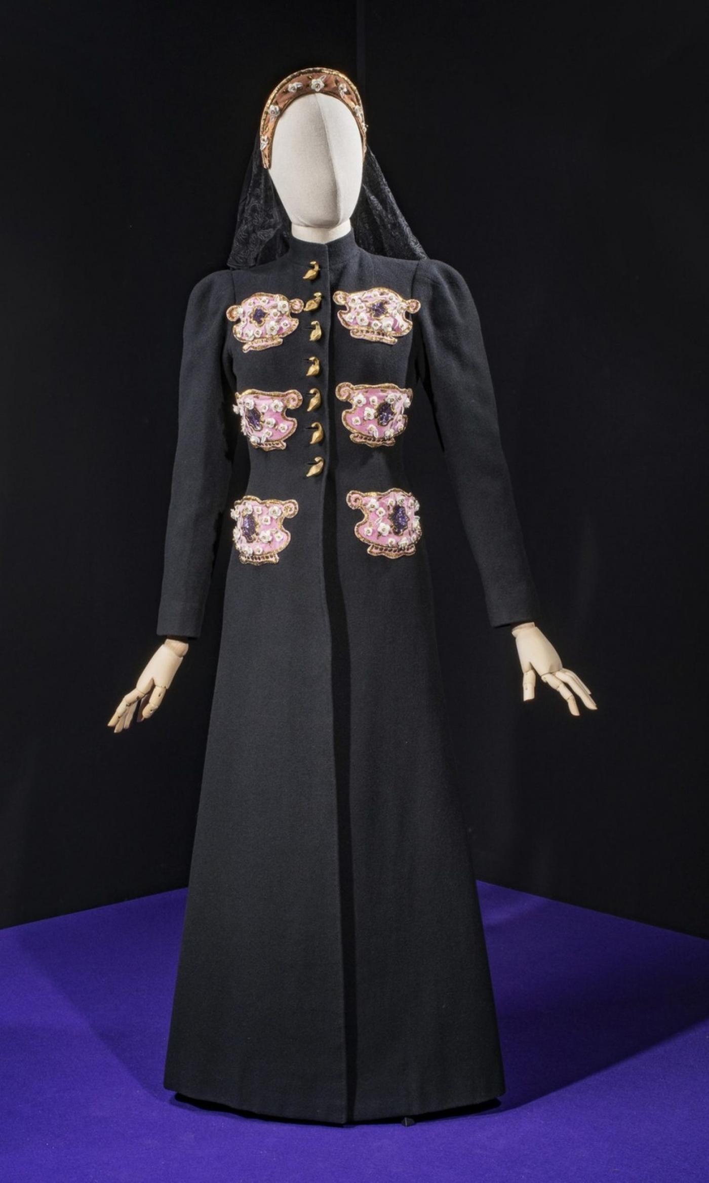 Elsa Schiaparelli, manteau du soir en drap de laine noir et broderie Maison Lesage, collection Haute Couture automne - hiver 1938/1939, vendu 540 000 euros chez Cornette de Saint Cyr.
