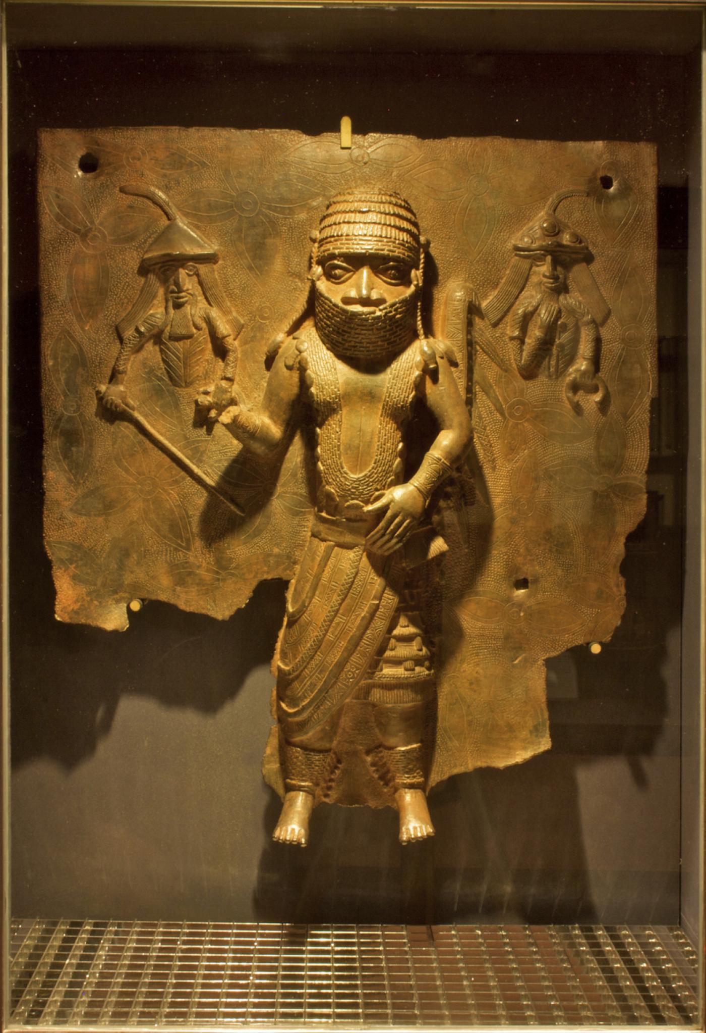 Plaque en bronze sculpté du Bénin, conservée au Horniman Museum, Londres.