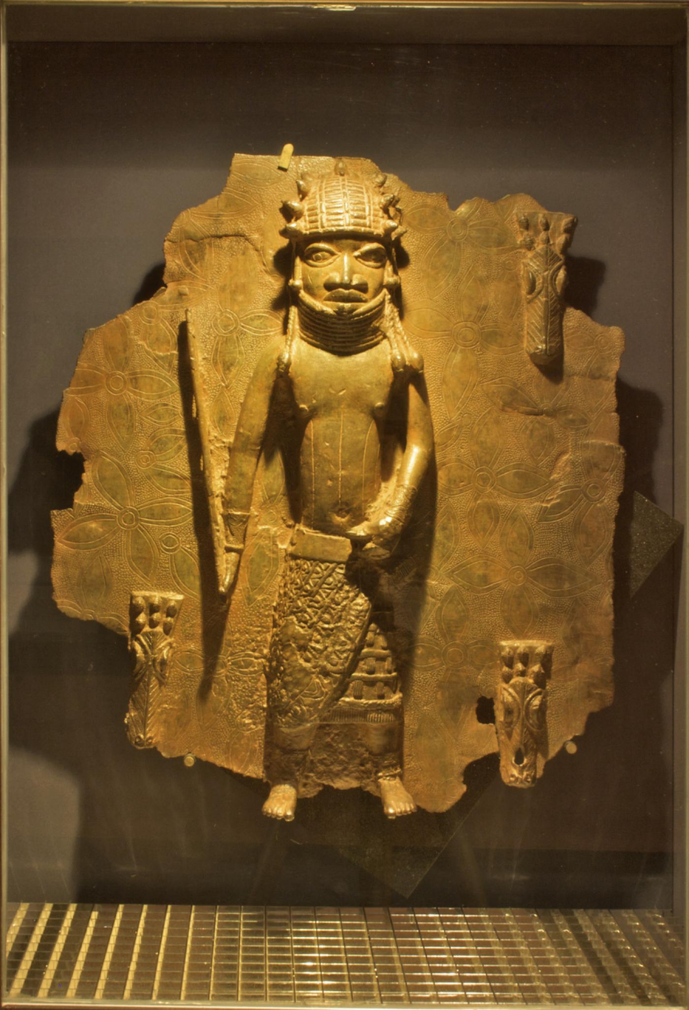 Plaque en bronze sculpté du Bénin, conservée au Horniman Museum, Londres.