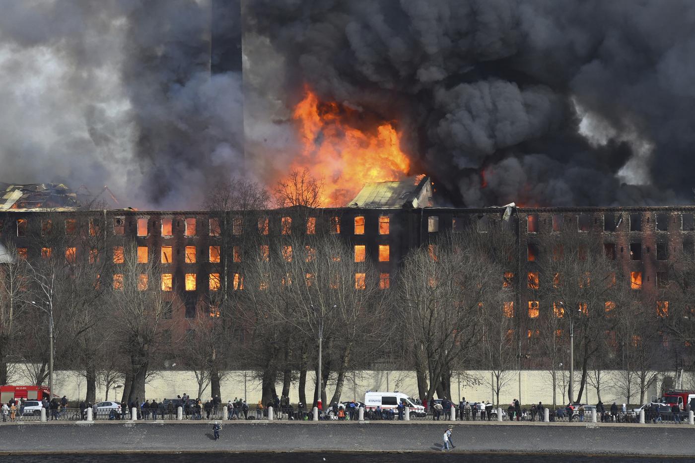 Une usine historique détruite par le feu à Saint-Pétersbourg