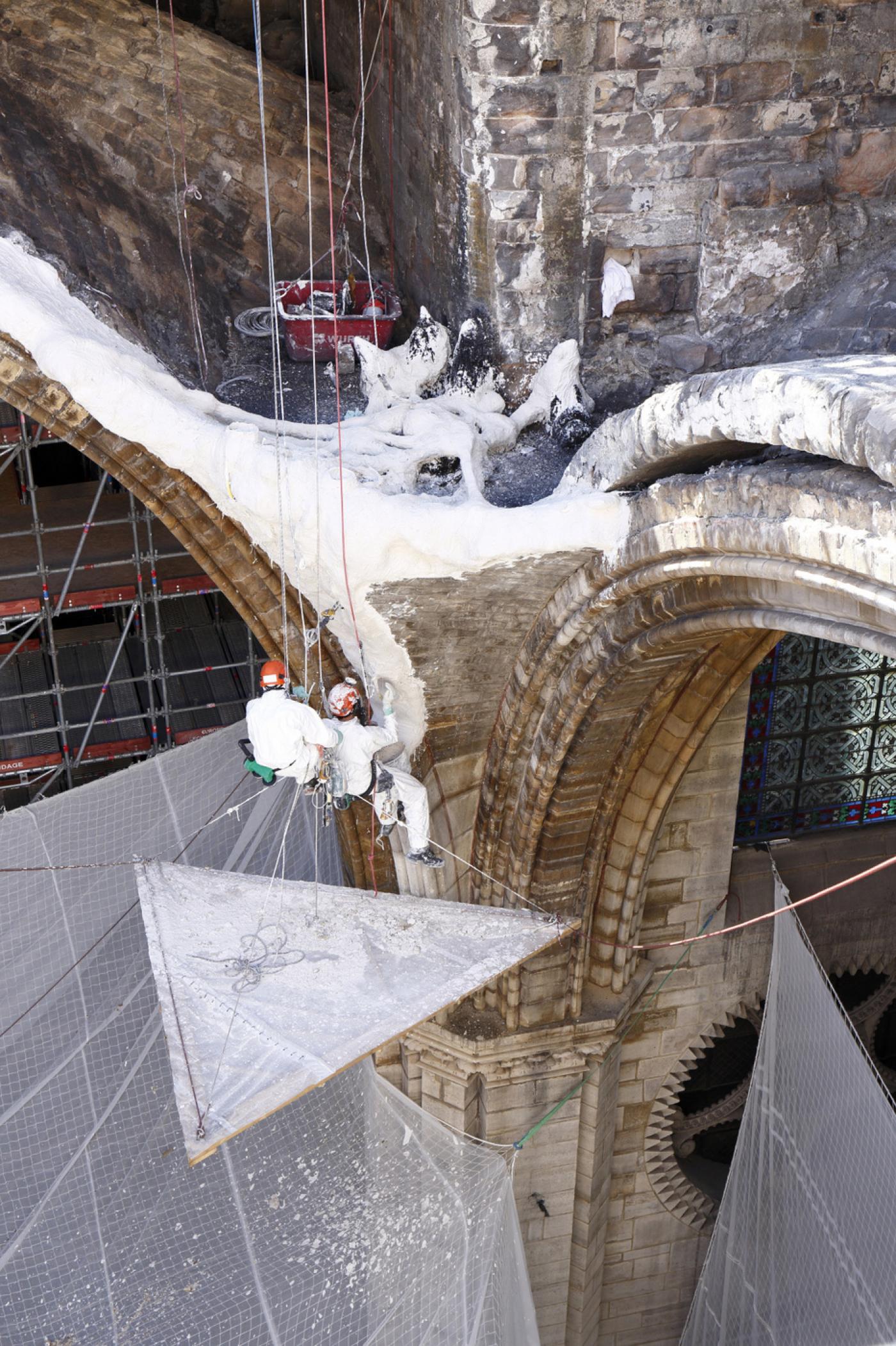 Avril 2021. Sécurisation des pieds de gerbe, laissés à nu par l’effondrement de la voûte de la croisée du transept.