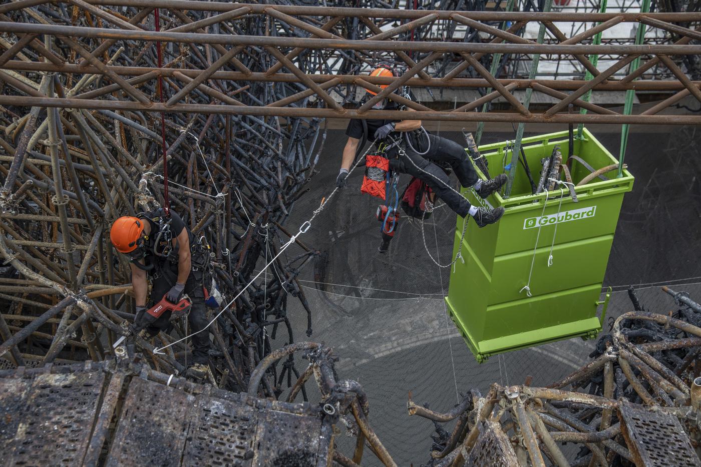 Juin 2020. Découpées par des cordistes, les pièces de l'échafaudage sont placées dans des caissons pour être évacuées et recyclées.