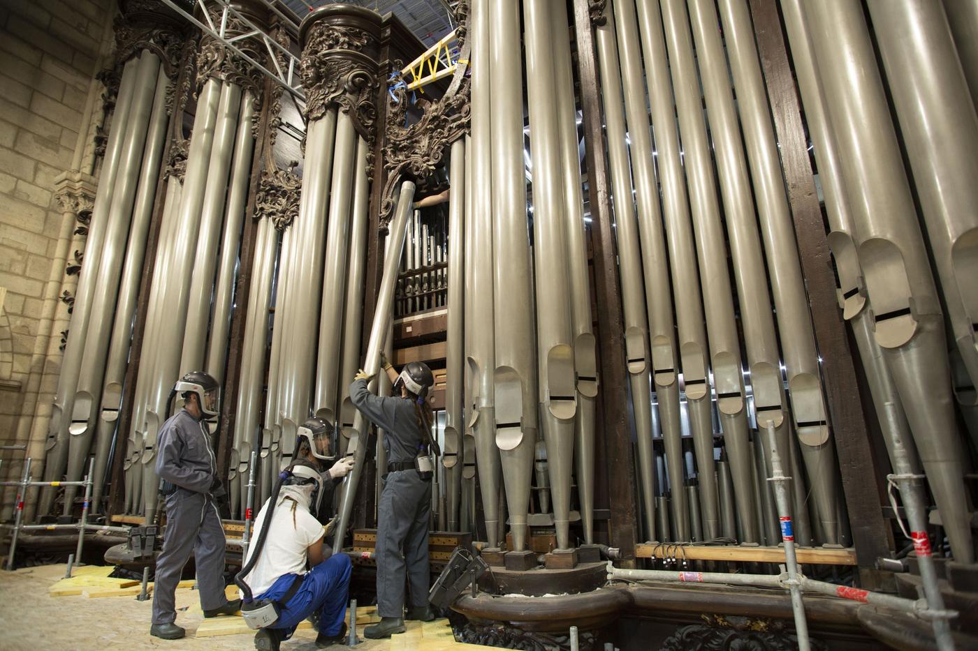 Facteurs d’orgues œuvrant à la dépose du grand orgue de la cathédrale Notre-Dame de Paris