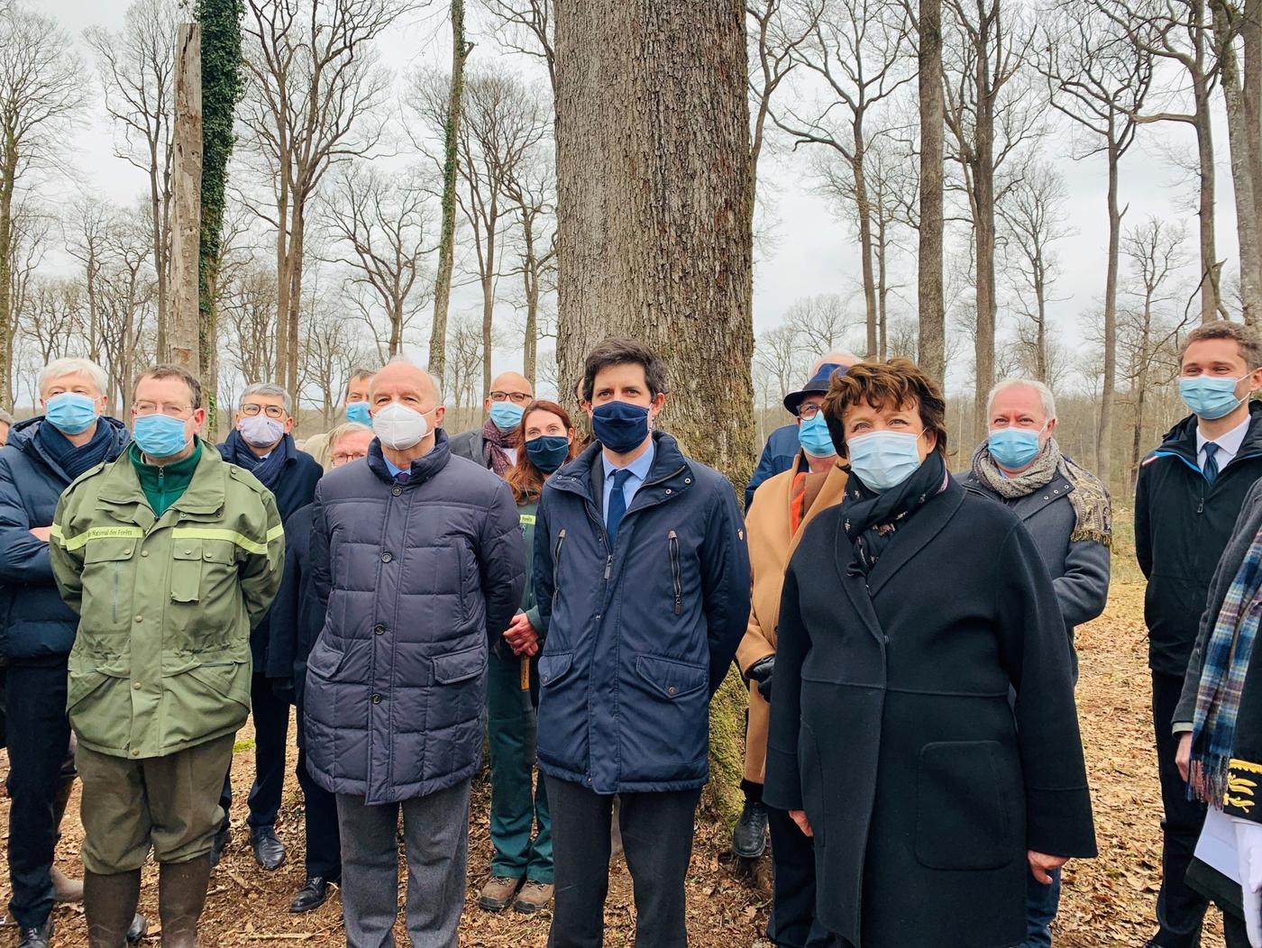 Mars 2021. De gauche à droite : Bertrand Munch, directeur général, Office national des forêts (ONF), Général d’armée Jean-Louis Georgelin, président de l’établissement public chargé de la conservation et de la restauration de la cathédrale Notre-Dame de Paris, Julien Denormandie, ministre de l’Agriculture et de l’Alimentation, Roselyne Bachelot, ministre de la Culture, Philippe Villeneuve et Rémi Fromont, architectes en chef des monuments historiques, en forêt domaniale de Bercé (Sarthe).