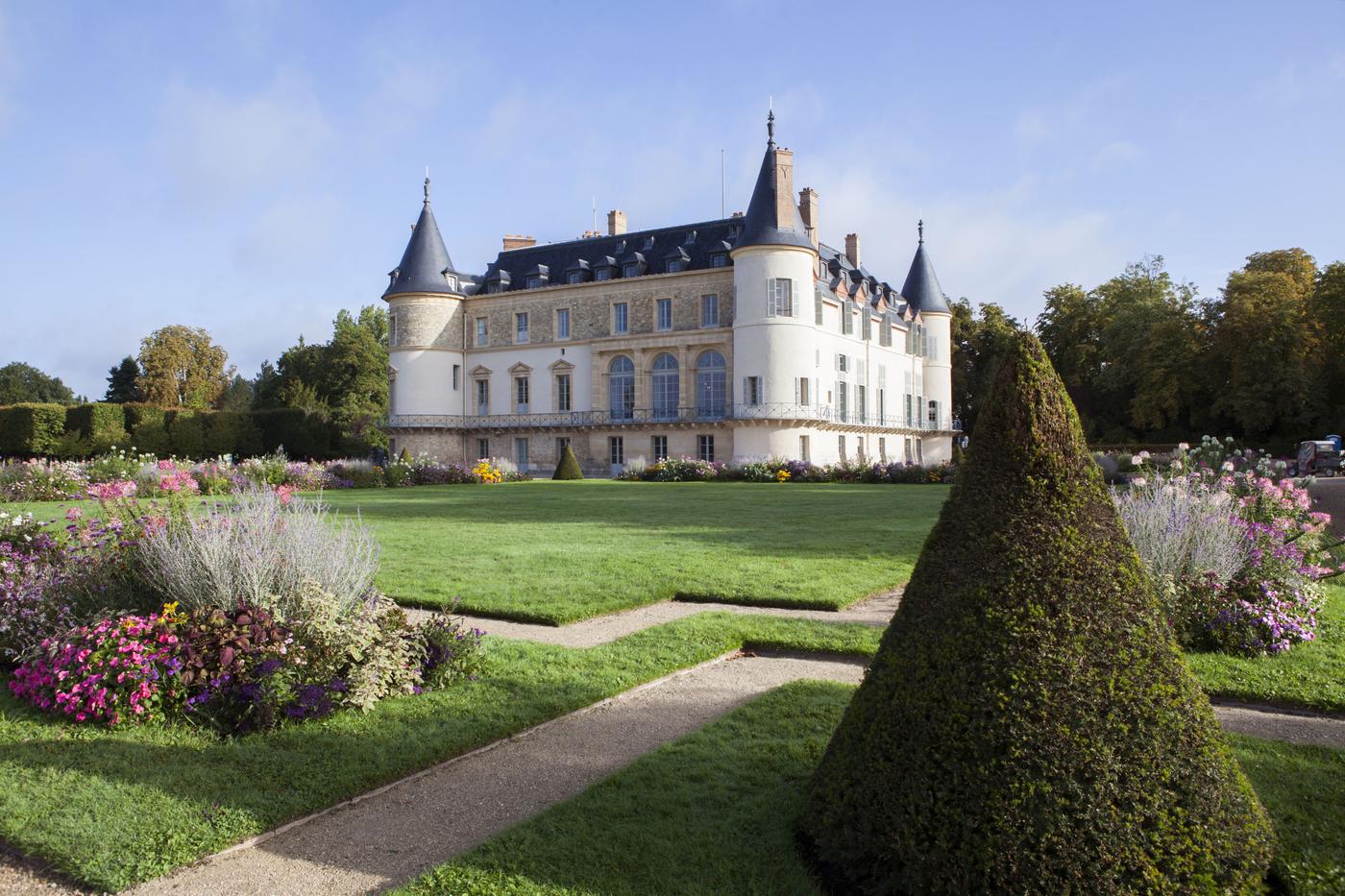 Vue du château de Rambouillet depuis le parterre du rondeau.