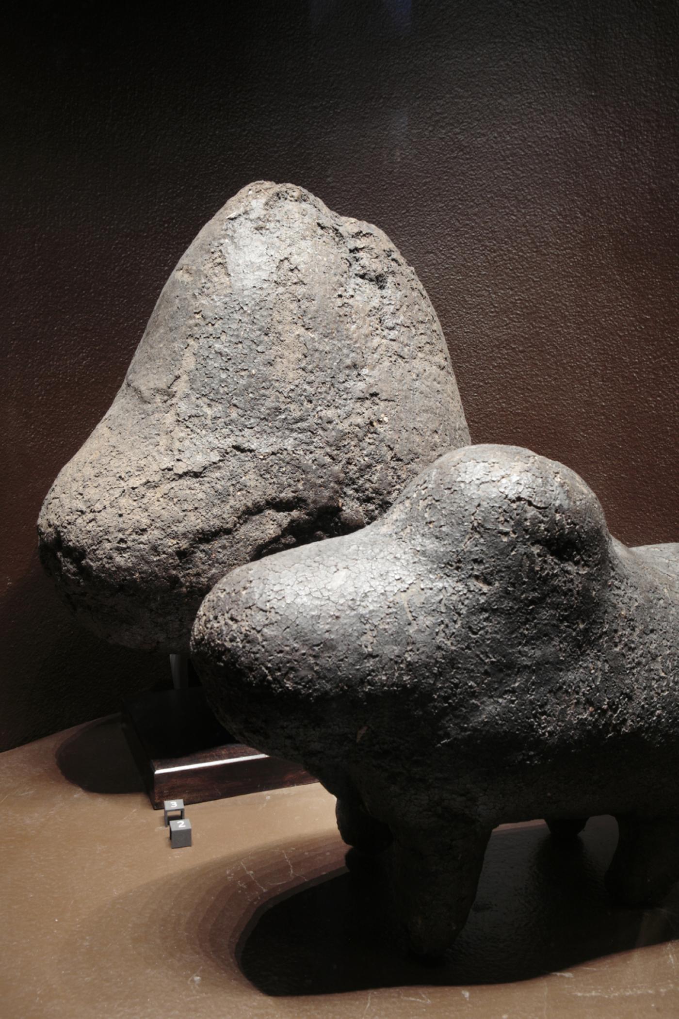 Deux bolis exposés au musée du quai Branly, Paris. Le boli, un des objets les plus sacrés de la culture bamana, était utilisé comme autel dans le culte du Kono, pratiqué par certaines sociétés d’initiations au Mali et au Burkina Faso jusqu’à la moitié du XXème siècle.