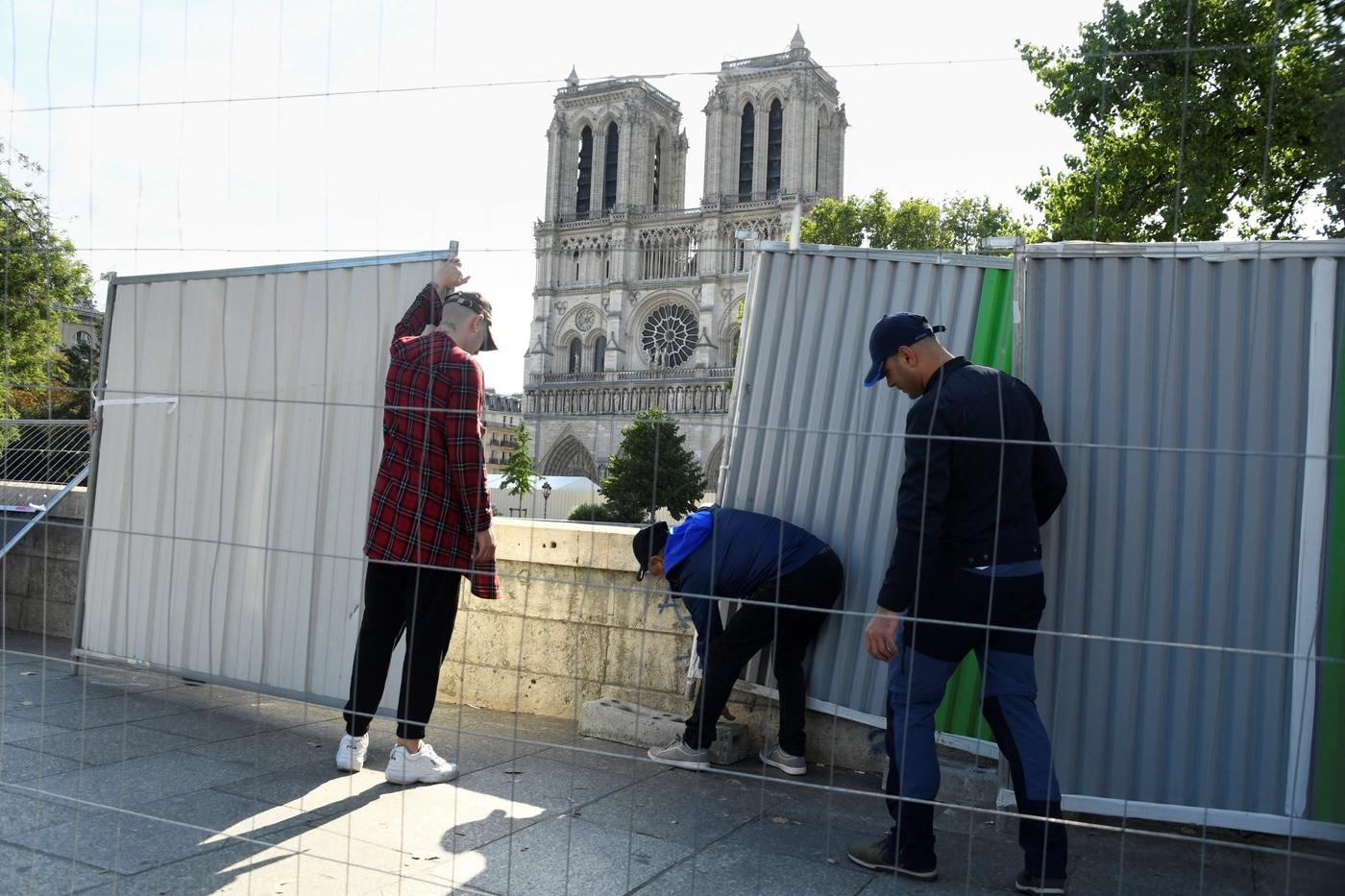 Le parvis de Notre-Dame fermé pour excès de plomb