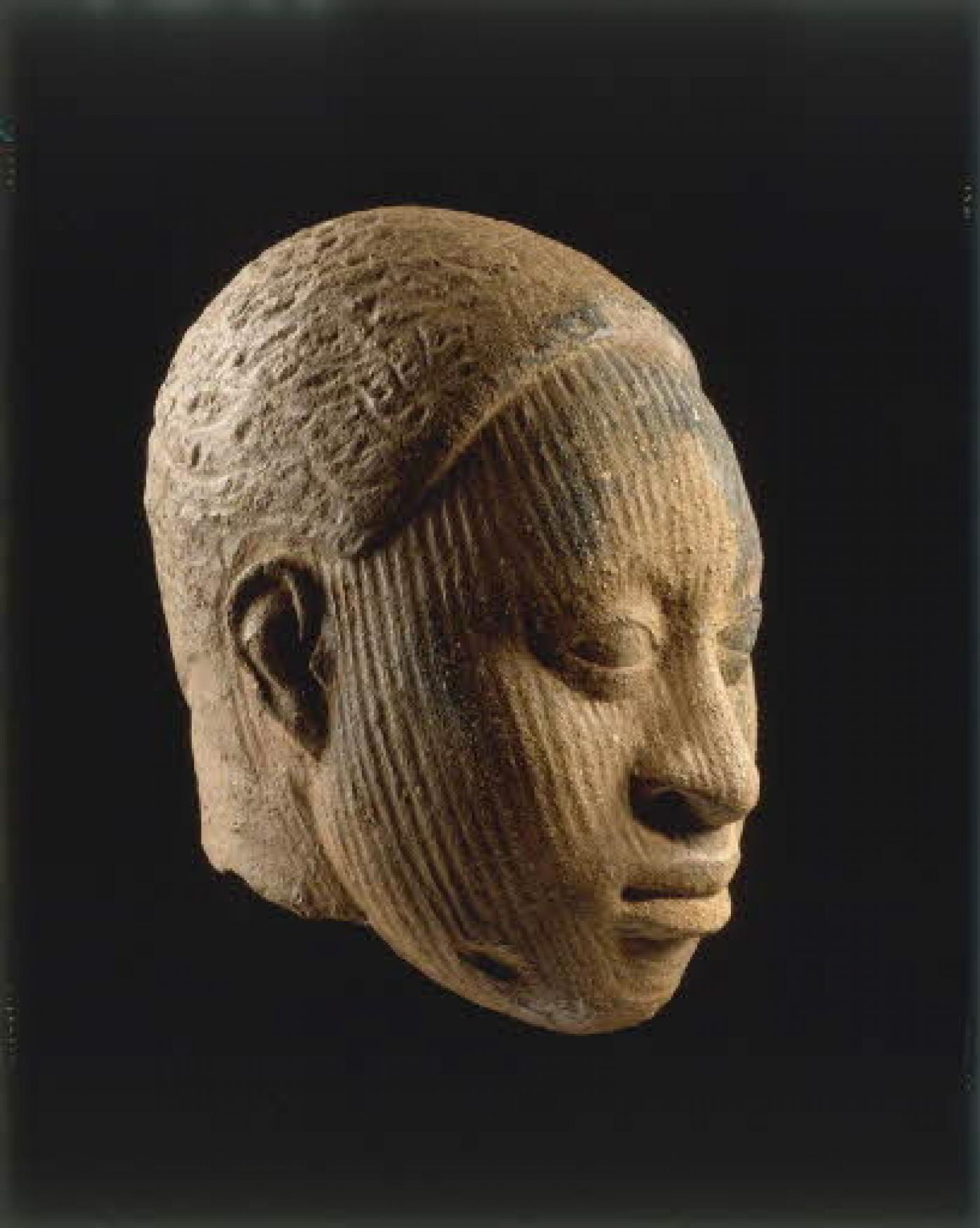 Tête royale (détail), Royaume du Bénin, Nigeria, moitié du XIXe siècle. Ancienne collection Barbier-Mueller, Ethnologisches Museum (Berlin), Louis Carré, Josef Mueller, Eduard Schmidt, Arthur Speyer. Musée du Quai Branly- Jacques Chirac.