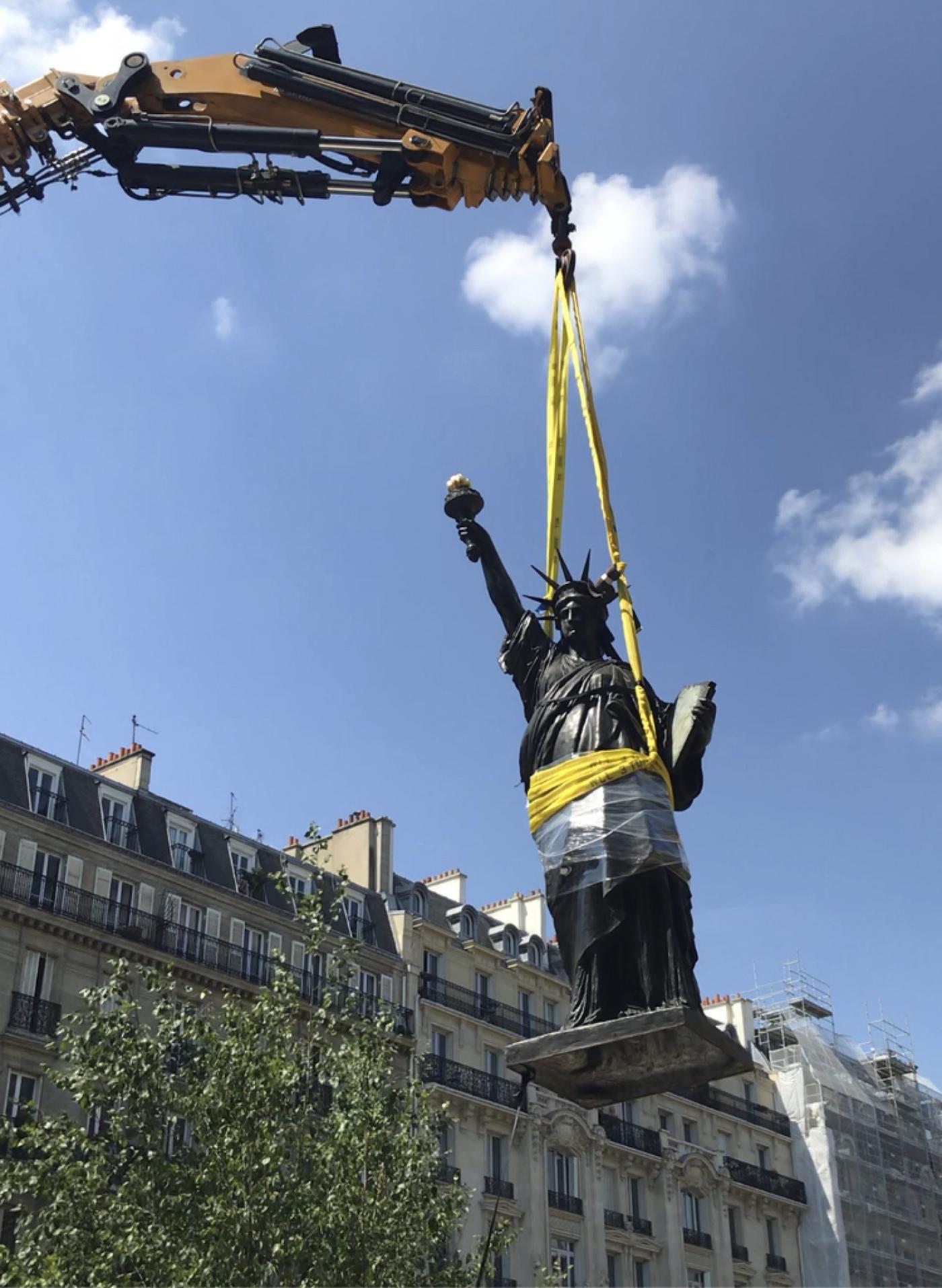 Une petite statue de la Liberté rejoint la grande