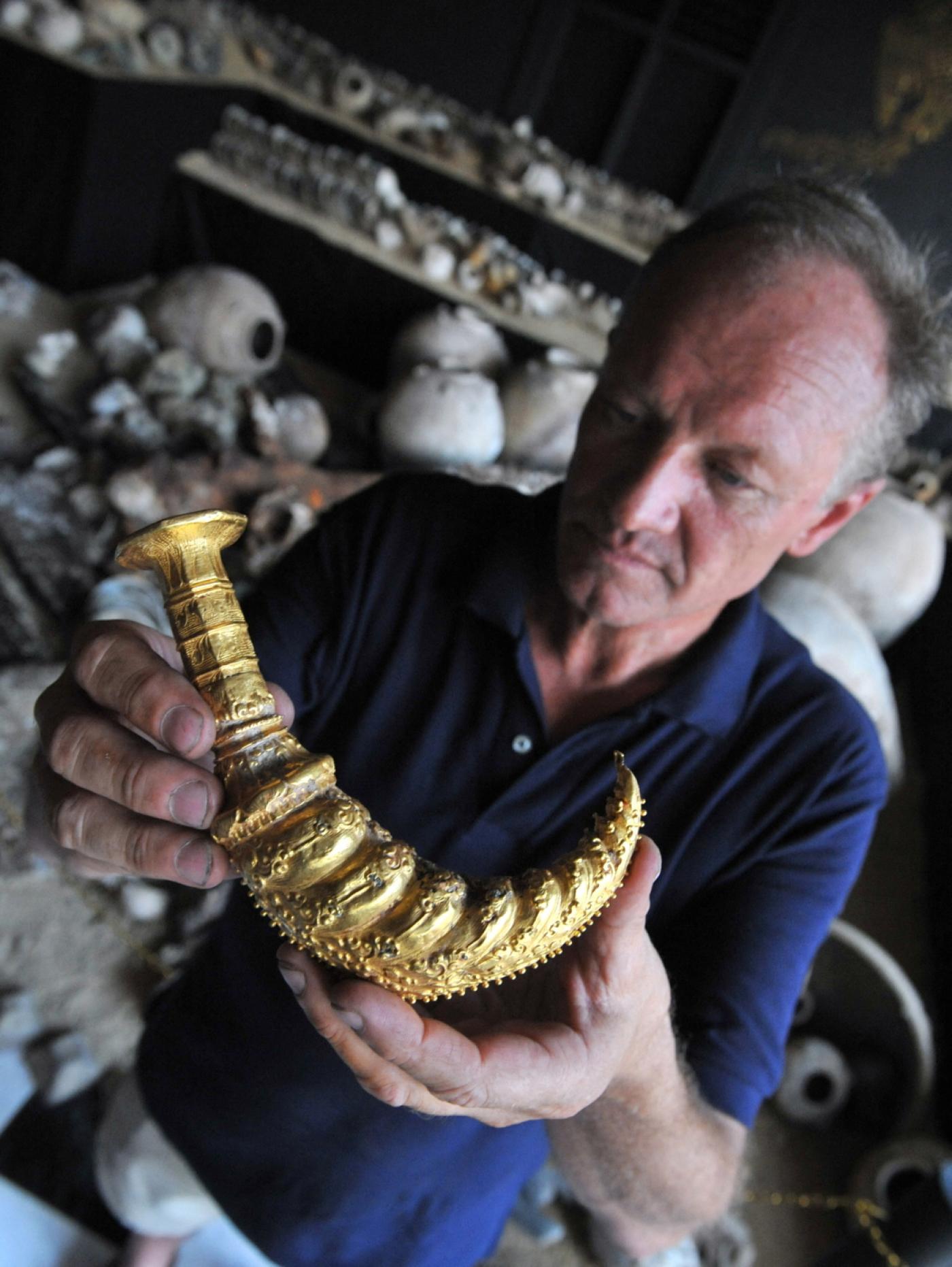 Luc Heymans, fondateur de Cosmix Underwater Research, présente quelques pièces du trésor de Cirebon, découvert près de l'île de Java sur l'épave d'un navire de commerce datant d'environ 960 après J.C.