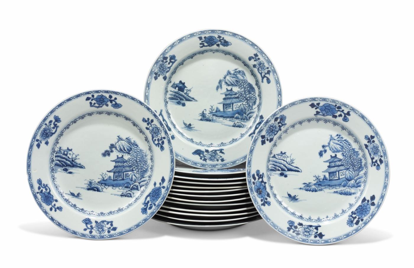 15 assiettes de la période Qianlong ayant fait partie du Nanking Cargo, et proposées aux enchères pour la première fois lors de la vente « The Nanking Cargo Chinese Export Porcelain &amp; Gold » chez Christie's Amsterdam en 1986.