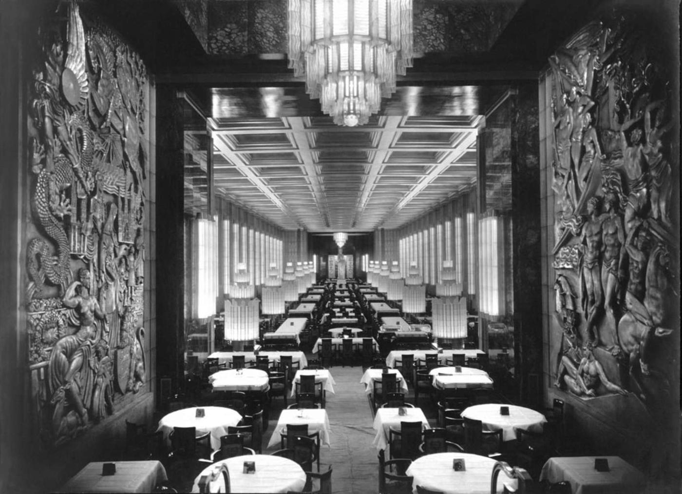 Les bas-reliefs de Raymond Delamarre et Léon-Ernest Drivier, et les luminaires en cristal de René Lalique dans la grande salle à manger des première classe du Normandie, vers 1935.