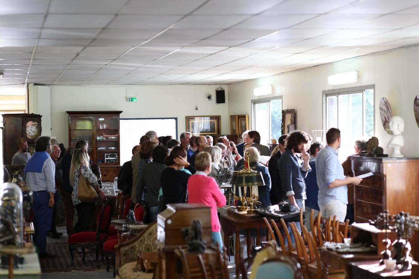 Vente courante organisée par la maison de vente Osenat à Chailly-en-Bière.