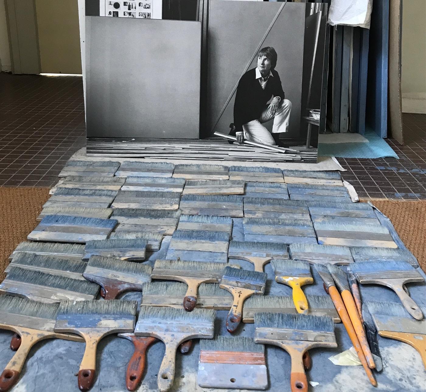 Dans l’atelier de Geneviève Asse, les brosses à peindre.