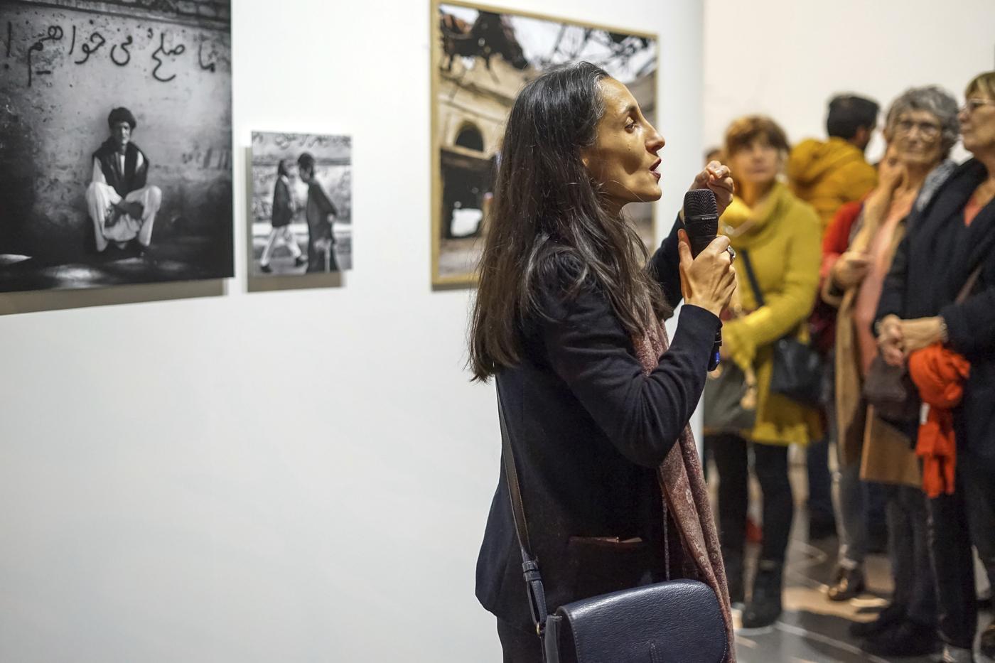 Guilda Chahverdi lors de l'exposition « Kharmohra, l’Afghanistan au risque de l’art », en novembre 2019 au Mucem, Marseille.