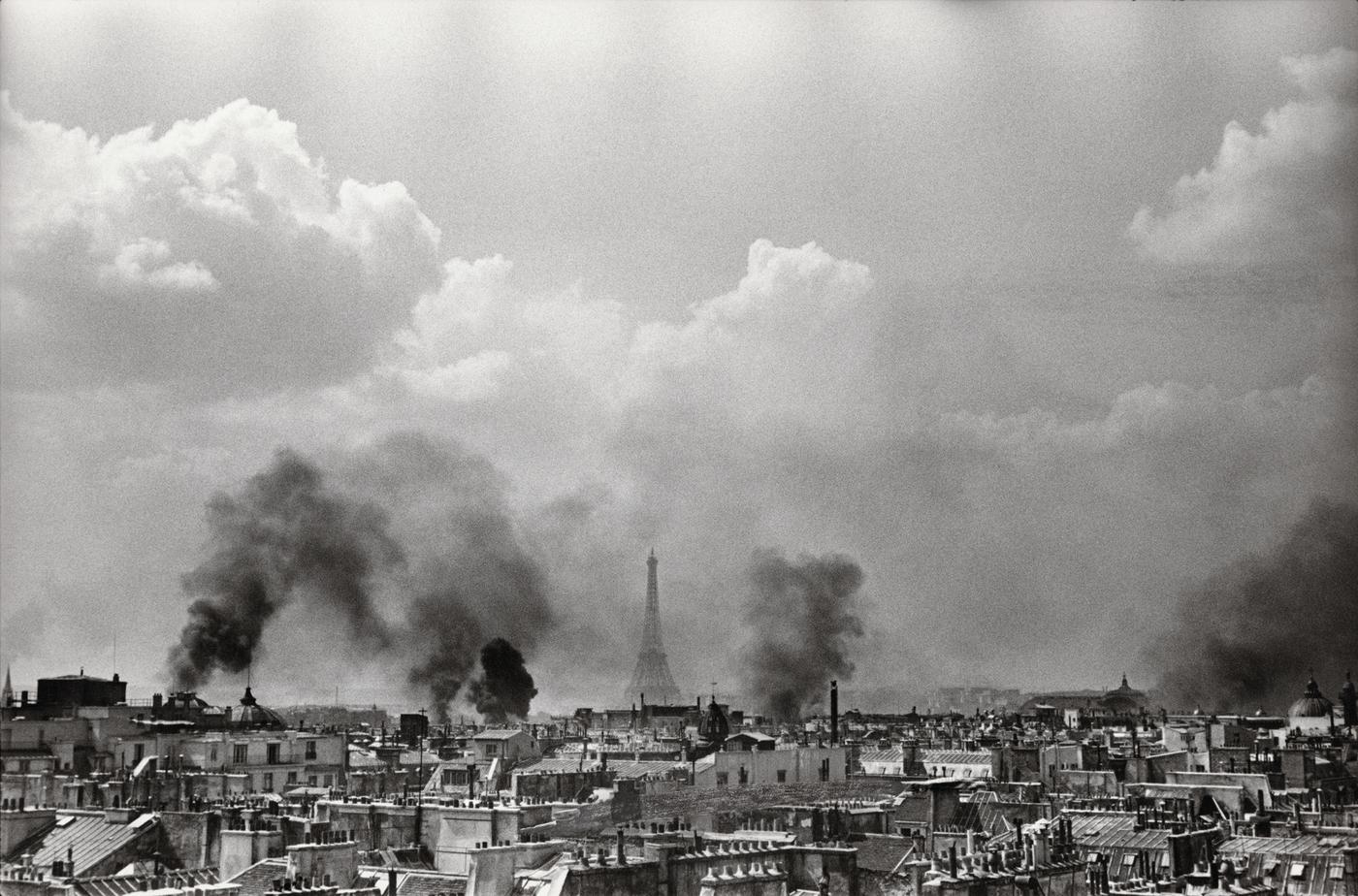 Henri Cartier-Bresson, Libération de Paris, 25 août 1944, tirage au gélatino-bromure d'argent. Collection Fondation Henri Cartier-Bresson.
