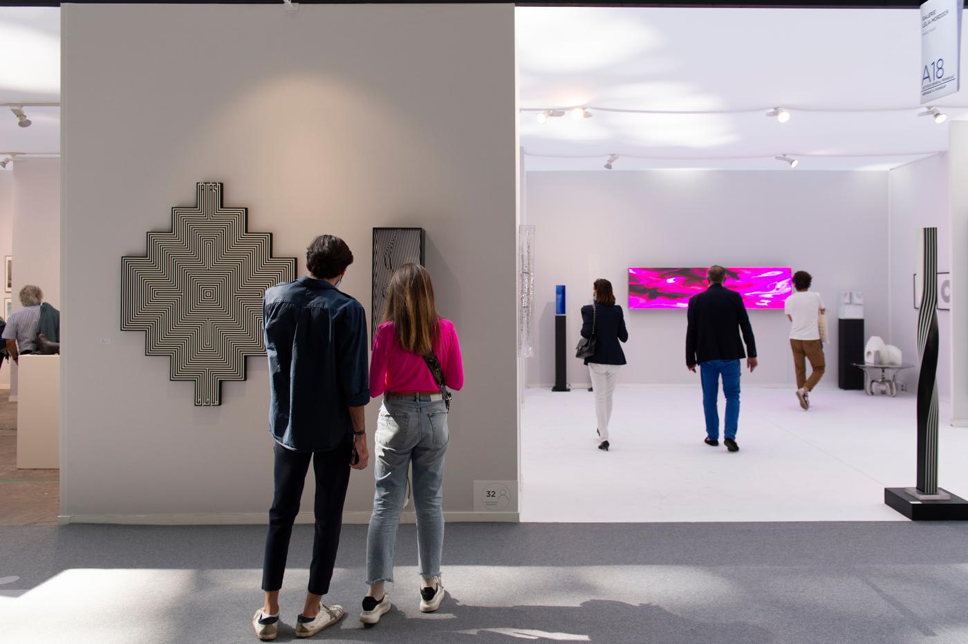 Des visiteurs lors de l'édition 2020 d'Art Paris au Grand Palais.