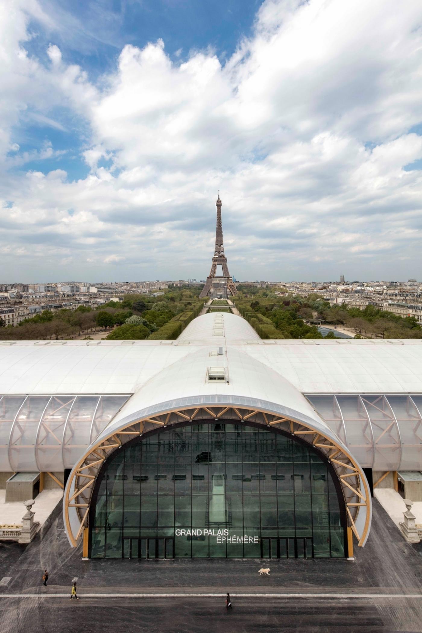 Le Grand Palais Éphémère sur le Champs de mars, Paris.