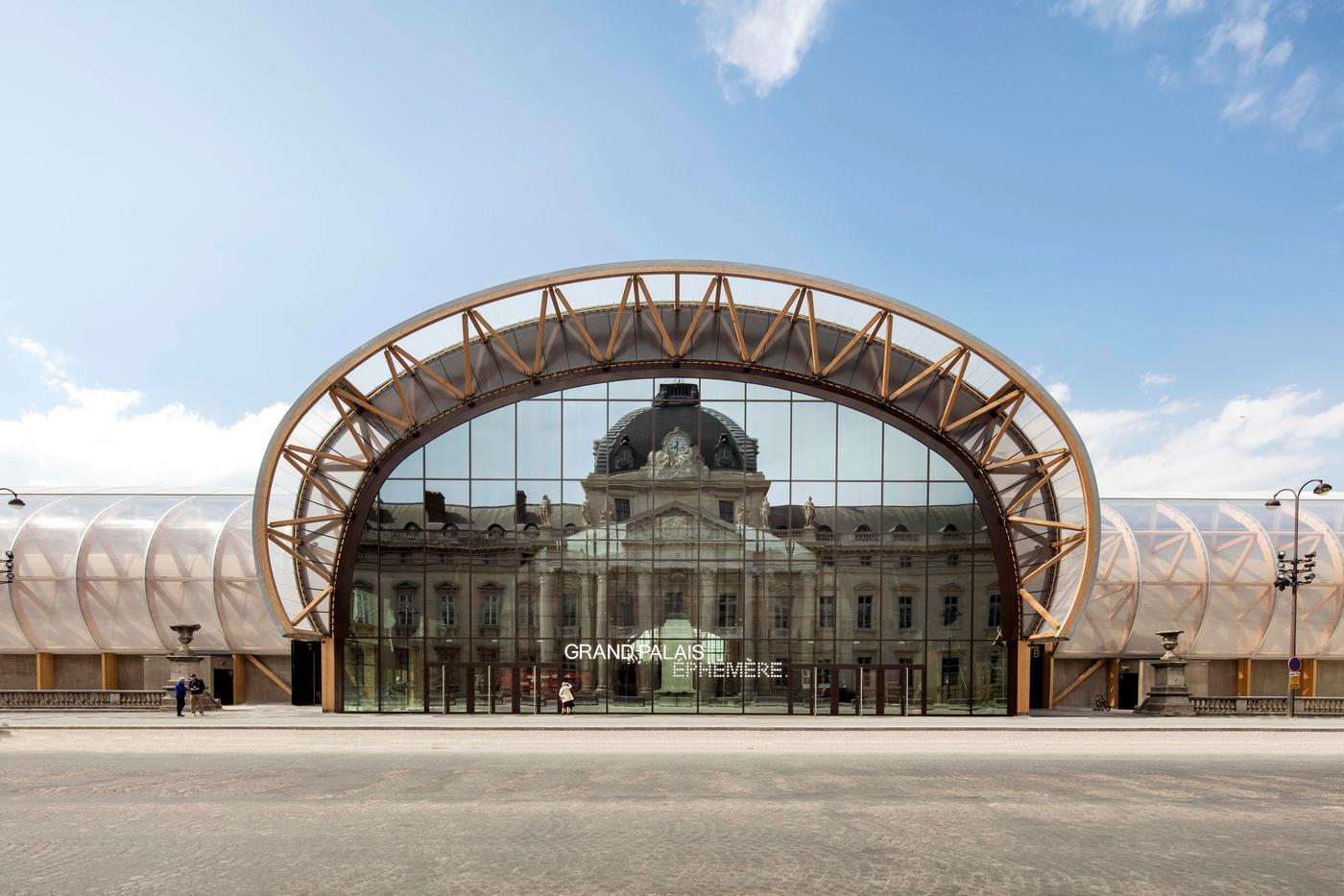 Le Grand Palais Éphémère sur le Champs de mars, Paris.