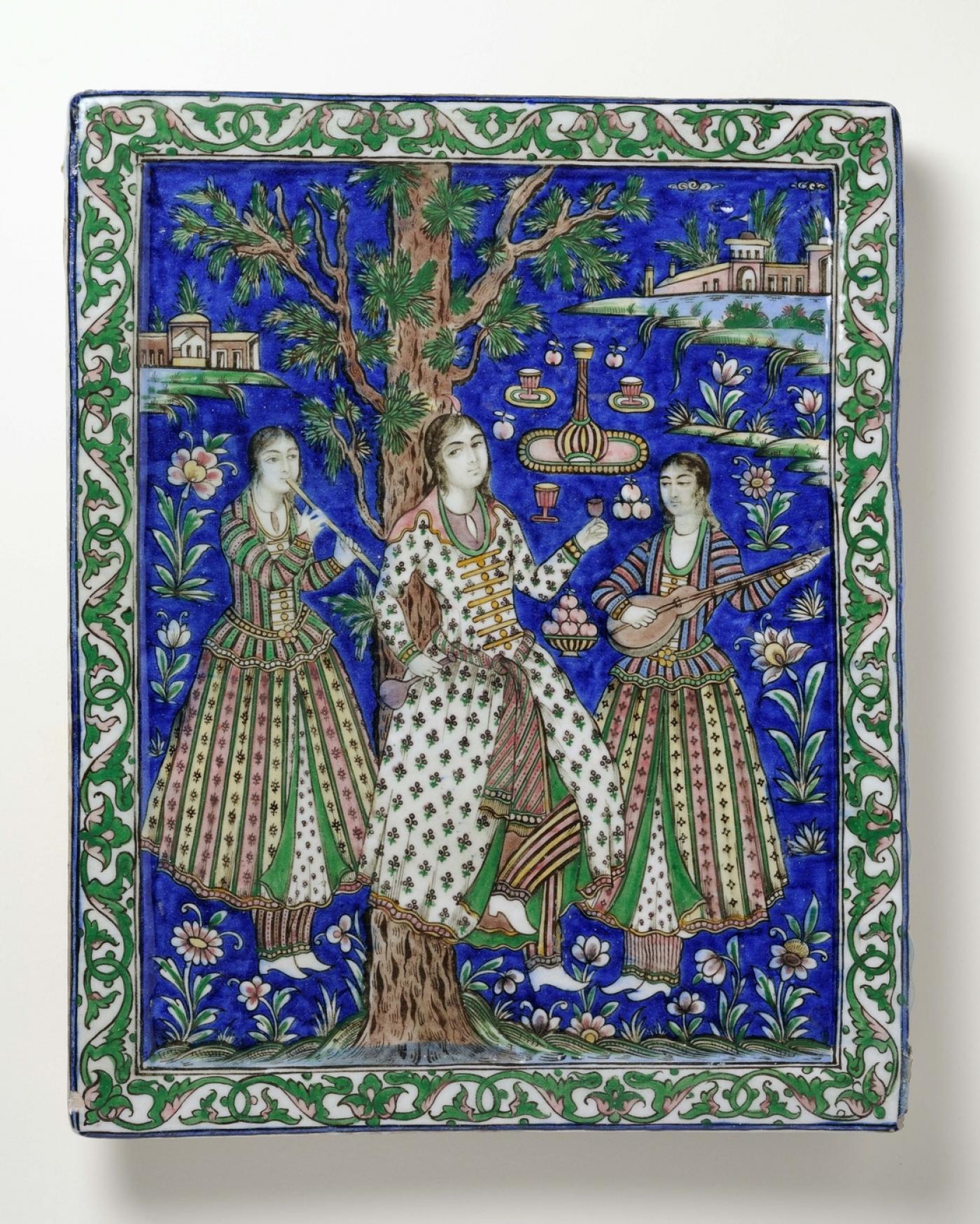 Trois musiciennes, Iran, début XIXème siècle, carreau de revêtement, 42,5 x 34,2 x 4,4 cm. Exposé à la médiathèque L'Échappée, Rillieux-la-Pape.
