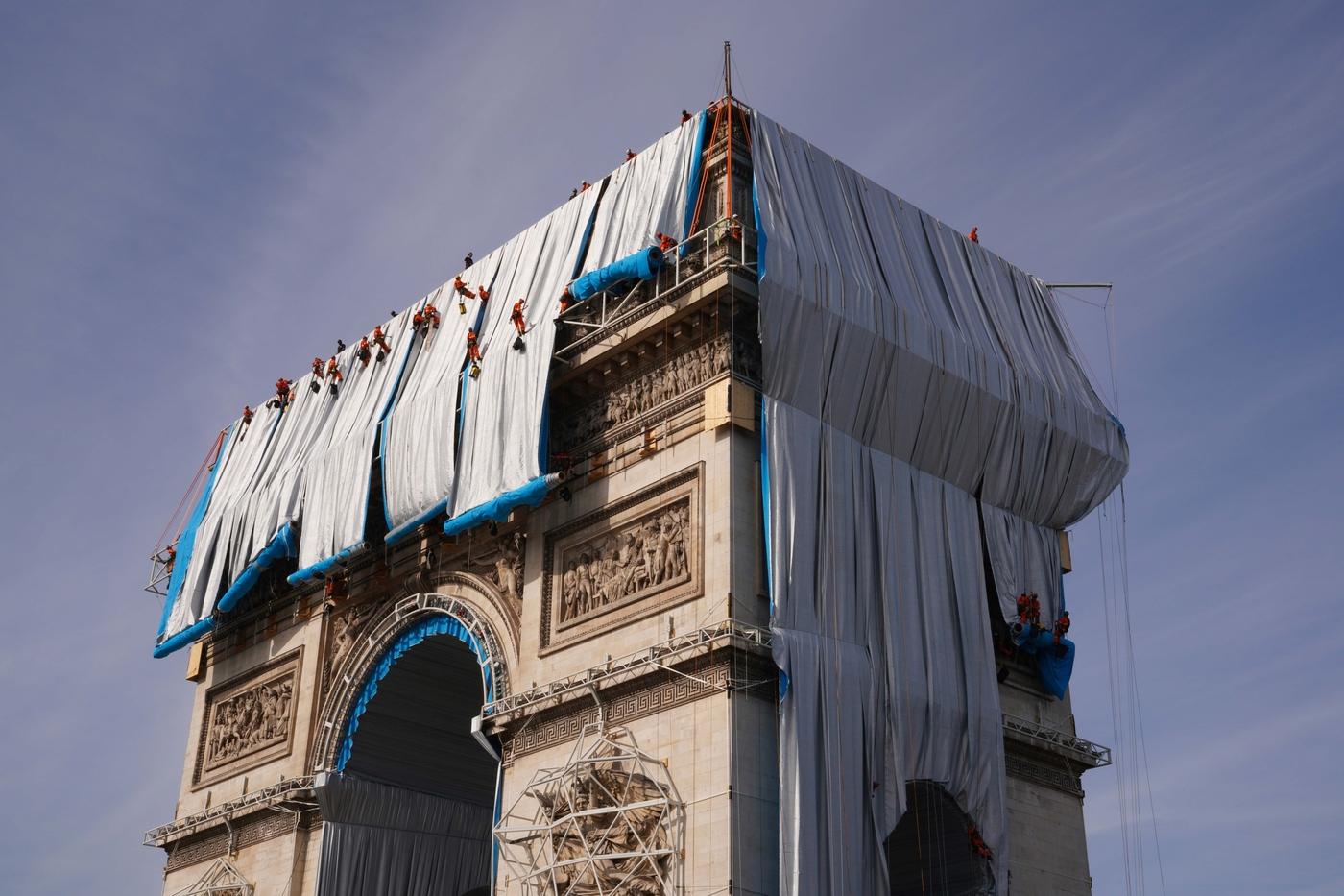 Déploiement des panneaux de tissu sur les parois extérieures de l’Arc de Triomphe, le 12 septembre 2021.