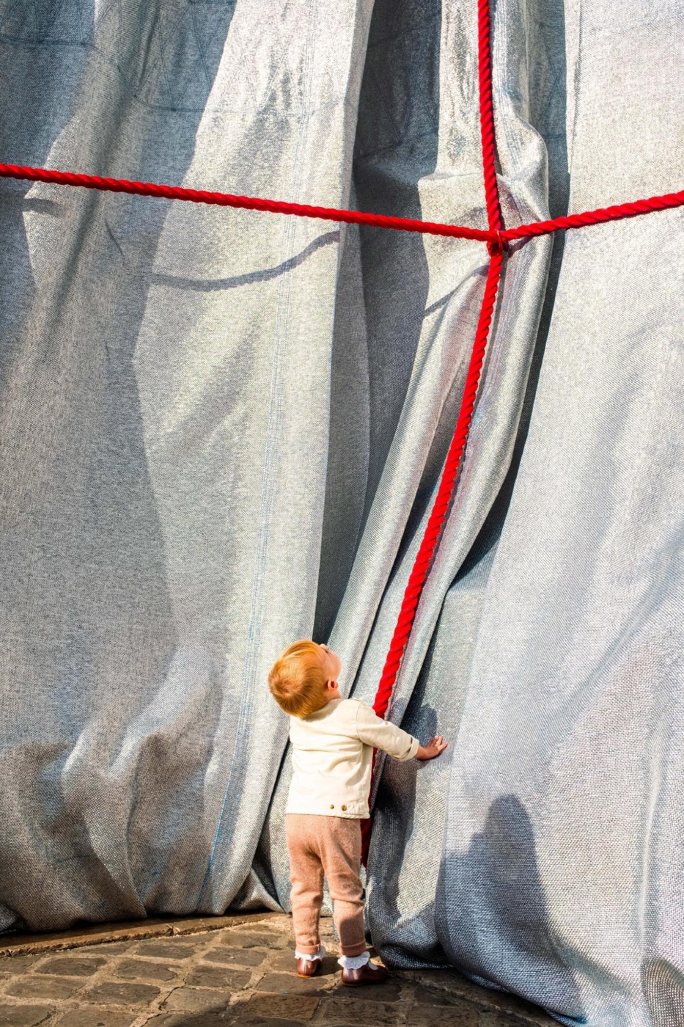 Christo et Jeanne-Claude, L'Arc de Triomphe, Wrapped, Paris, 1961-2021.