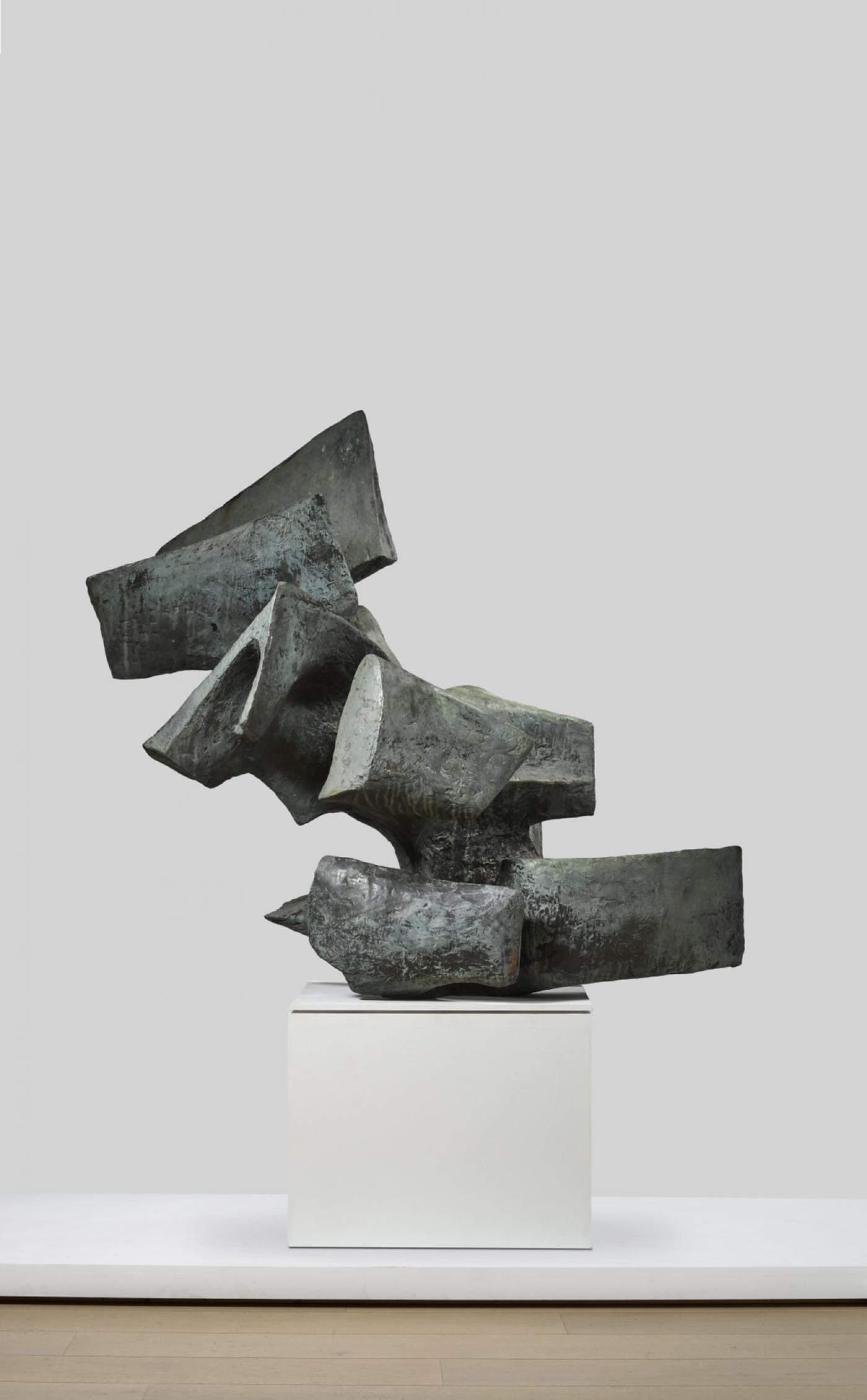 Alicia Penalba, "Grande Imanta", 1961, bronze, 1962 1/4, cachet du fondeur « Susse fondeur, Paris », 104 x 120 x 52 cm.