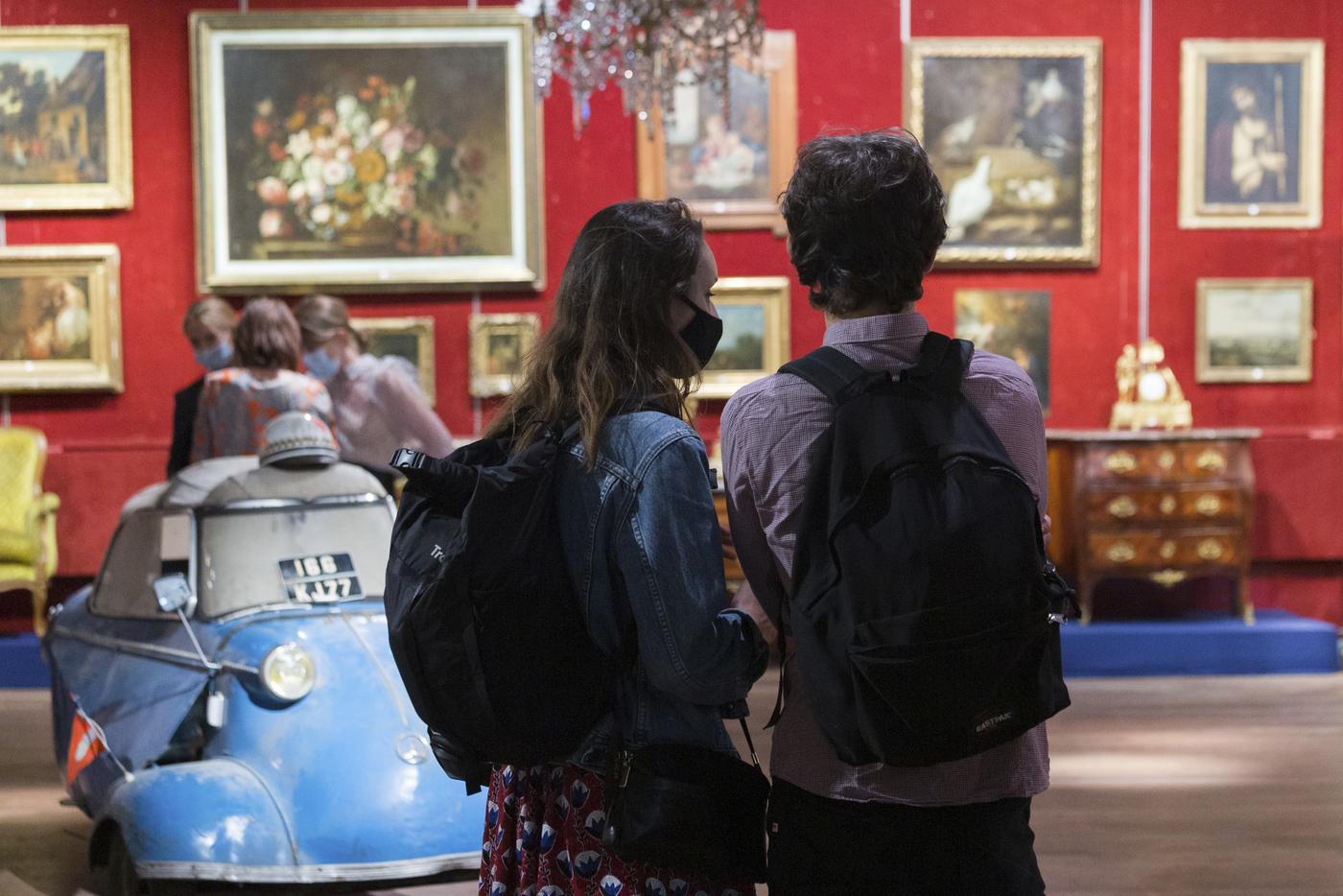 Exposition d’une vente à Drouot, Paris.