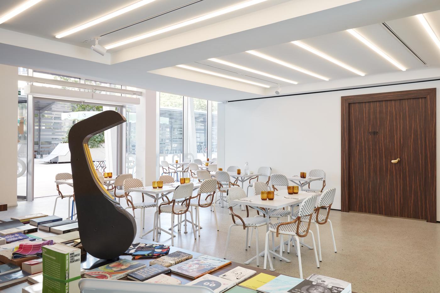 Robert Stadler, Chaises café, The Corso Chair, 2020 et Marie Lund, Poignée de porte, 2019 au café Mirette, Fondation Pernod Ricard.

