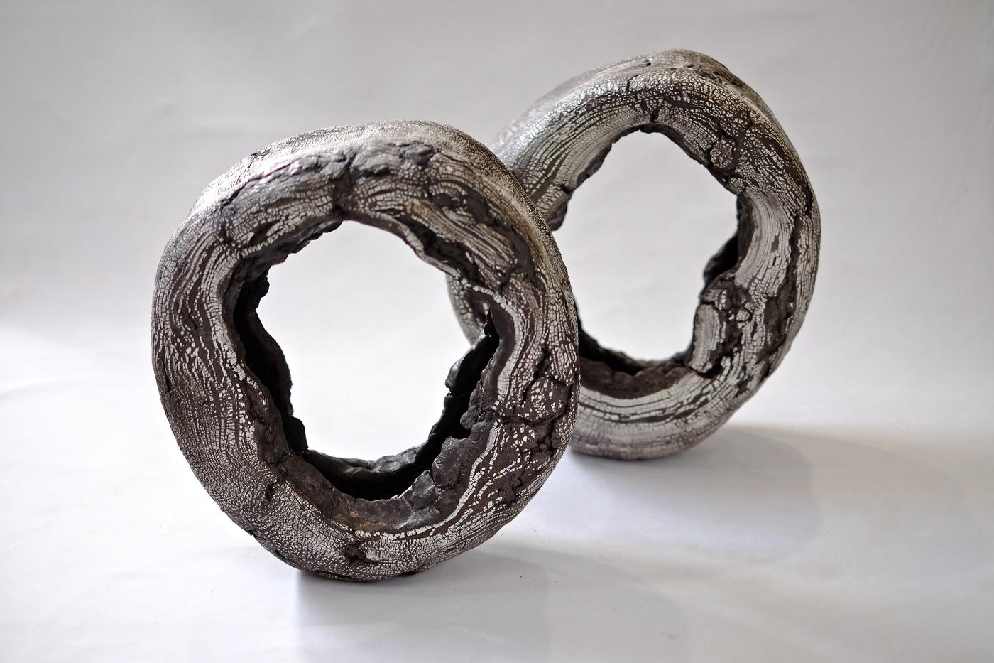 Yoshimi Futamura, "Meditation cercle 04" et  05", 2020, grès et porcelaine, 45 x 40 x 17 cm et 46 x 40 x 18 cm.