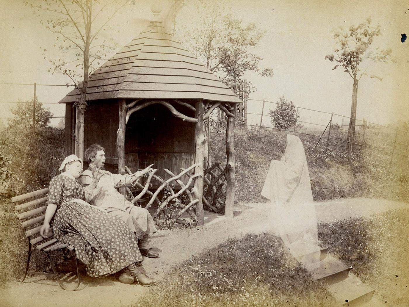 Anonyme, Apparition dans un jardin, vers 1875-1880, collection Christophe Goeury. « Fantographie. Images et traces de l’Invisible (1850-1950) » à la Maison d’Auguste Comte.