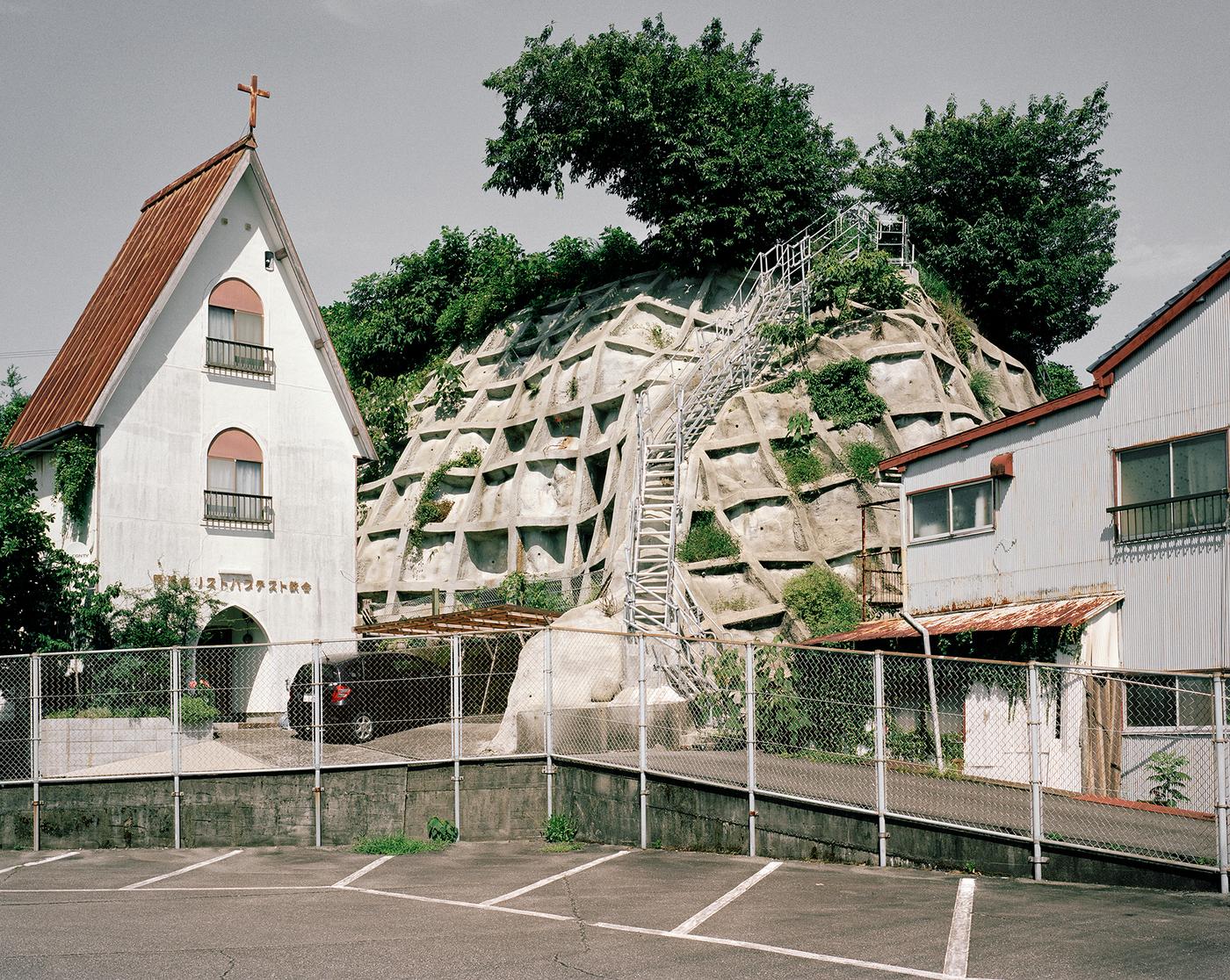 Julien Guinand, Église baptiste, Nachikatsuura ; préfecture de Wakayama, péninsule de Kii, Japon, 2017, tirage jet d’encre pigmentaire sur papier fine art Hahnemühle, contrecollé sur dibond, 50 x 62 cm.