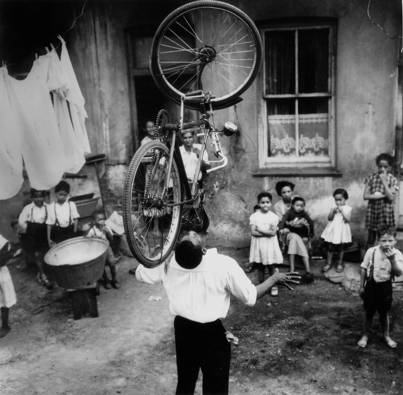 Jürgen Schadeberg, Bicycle Balance, Sophiatown, 1955, tirage argentique de 2006, 40 x 50 cm.