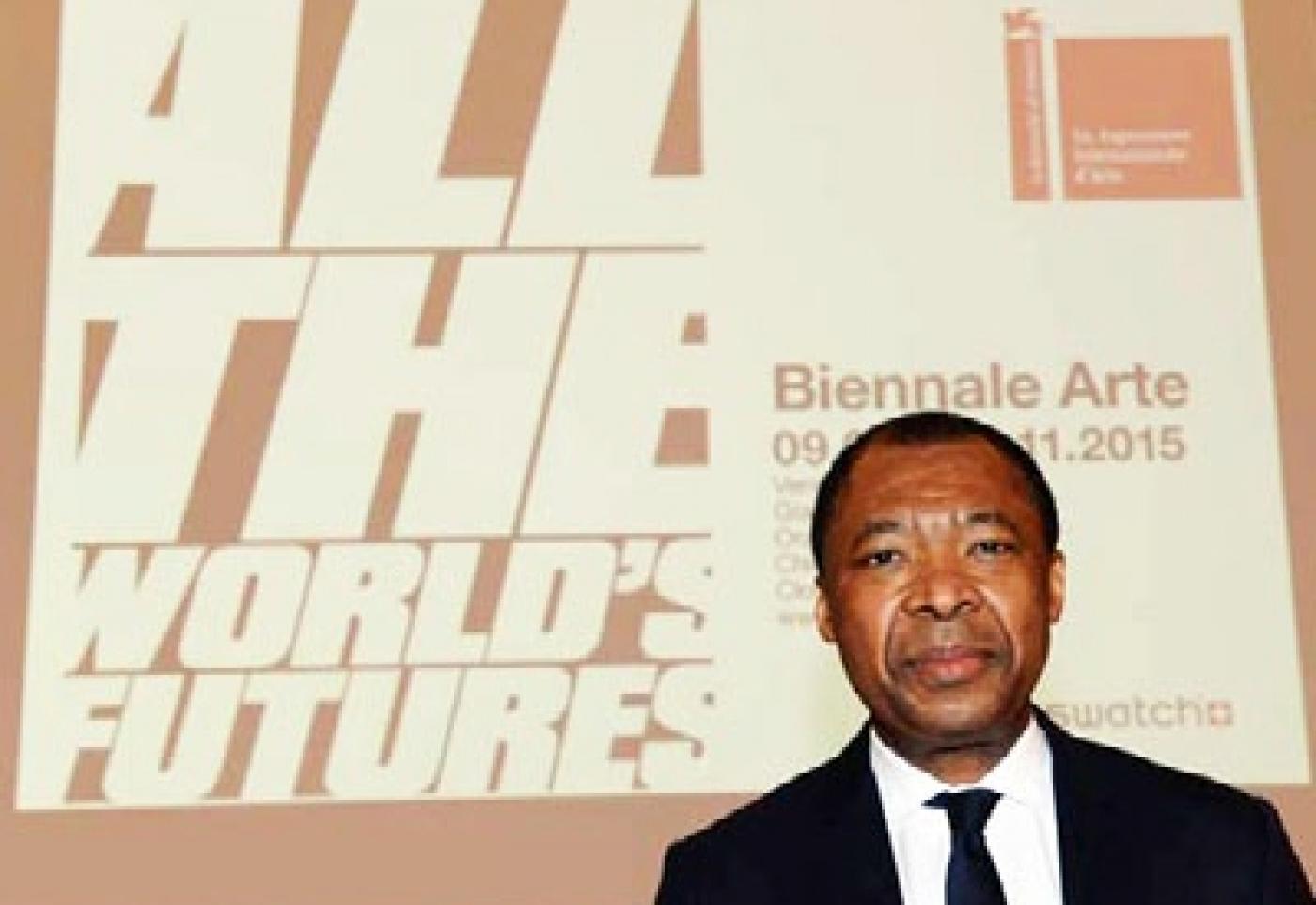 Okwui Enwezor explore les contradictions et les angles morts de notre monde globalisé