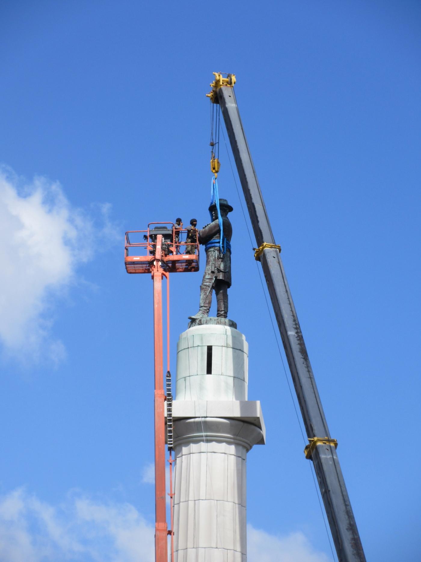 La statue de Robert E. Lee, au centre de la place Lee Circle, en cours de démontage à la Nouvelle-Orléans.