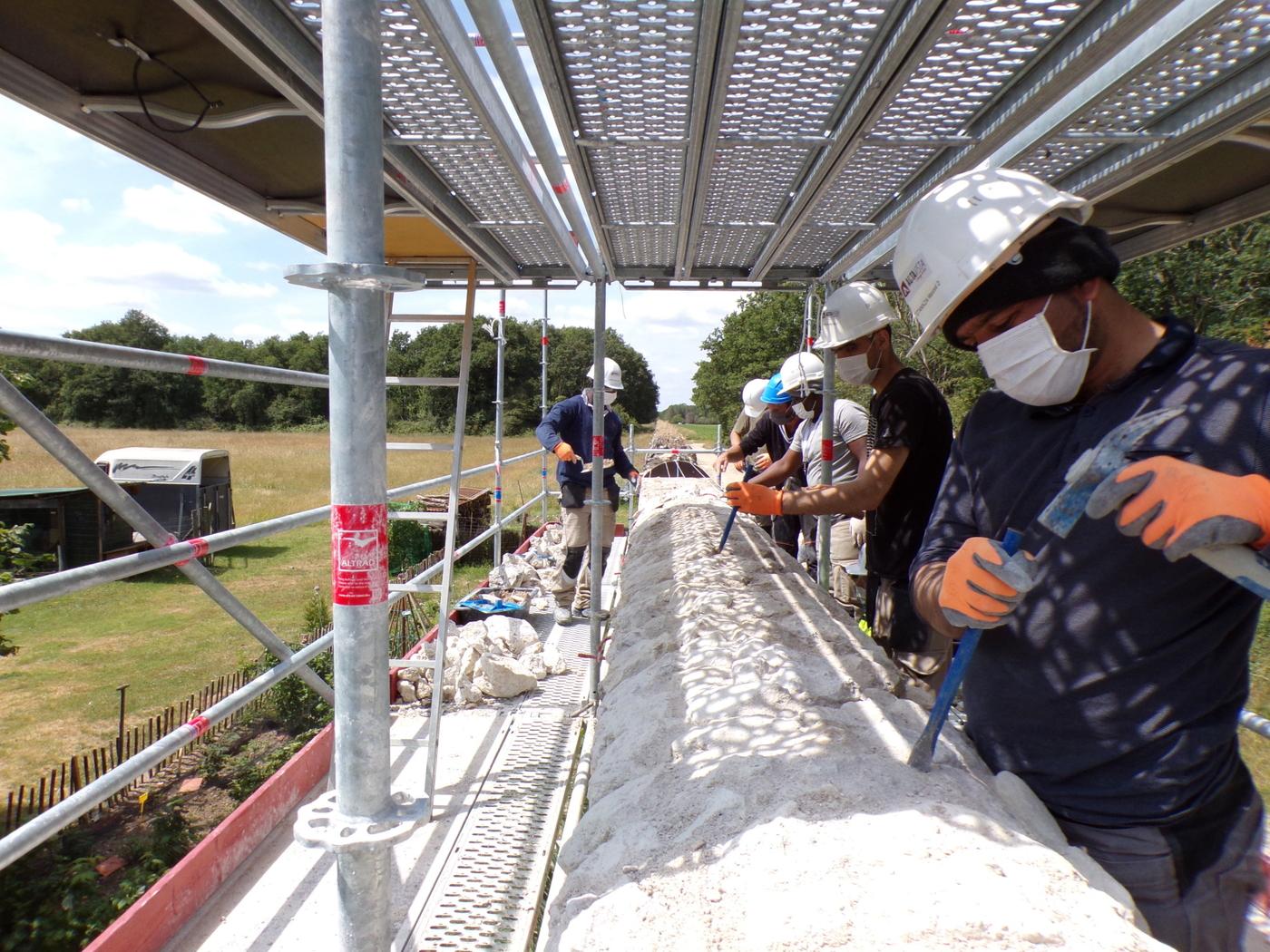 Travaux de maçonnerie sur un chantier d'insertion Acta Vista au domaine de Chambord.
