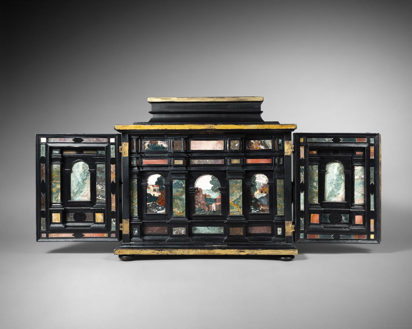 "Petit cabinet de pierres dures de jaspes de bohème polychrome à décor de paysage", Prague, XVII ème siècle, marqueterie de pierres dures, marbre, ébène, 35 x 36,5 x 28 cm.
Atelier de la Cour de Rodolphe II, Empereur du Saint-Empire romain germanique (1552-1612).
