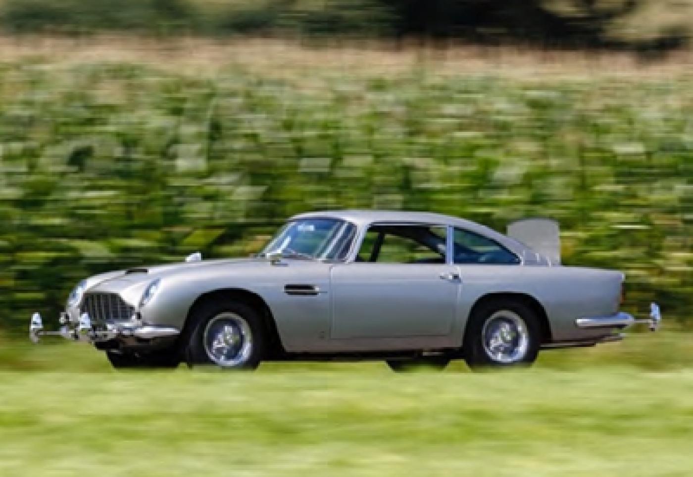 L’Aston Martin de James Bond exposée pendant Rétromobile
