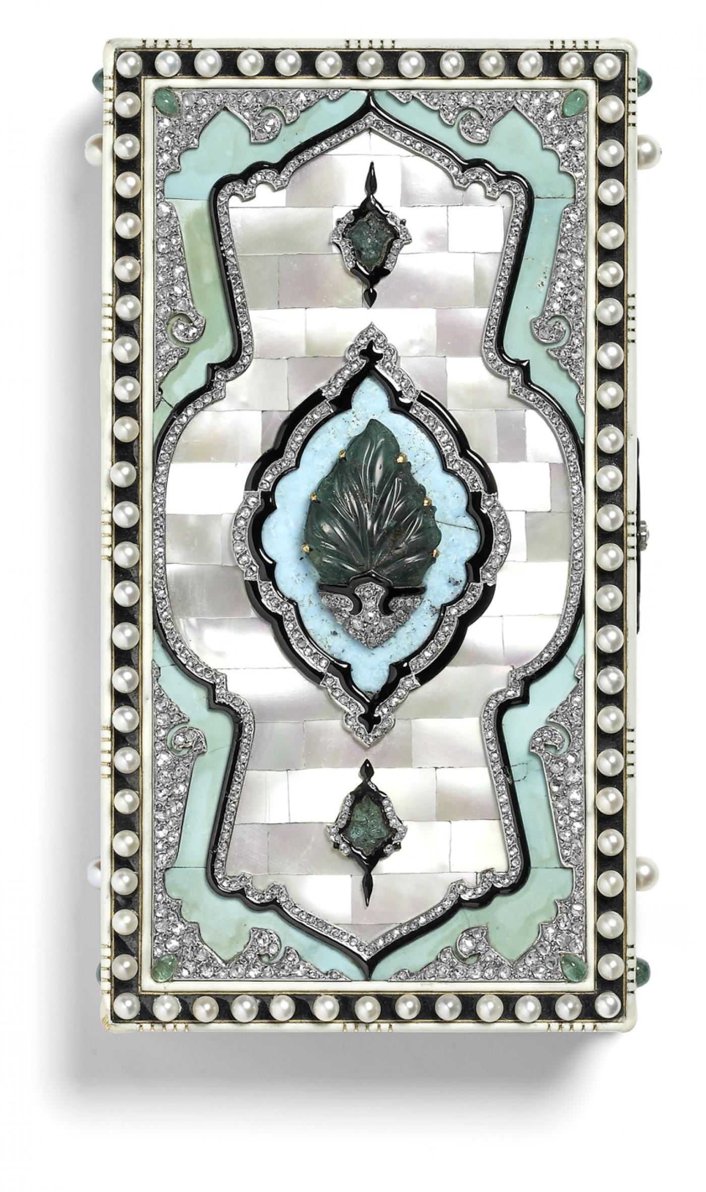 Nécessaire — Cartier Paris, 1924, or, platine, nacre, turquoises, émeraudes, perles, diamants, émail. Nils Herrmann, Collection Cartier. Exposition « Cartier et les arts de l’Islam. Aux sources de la modernité » jusqu'au 20 février 2022 au musée des Arts décoratifs, Paris.

