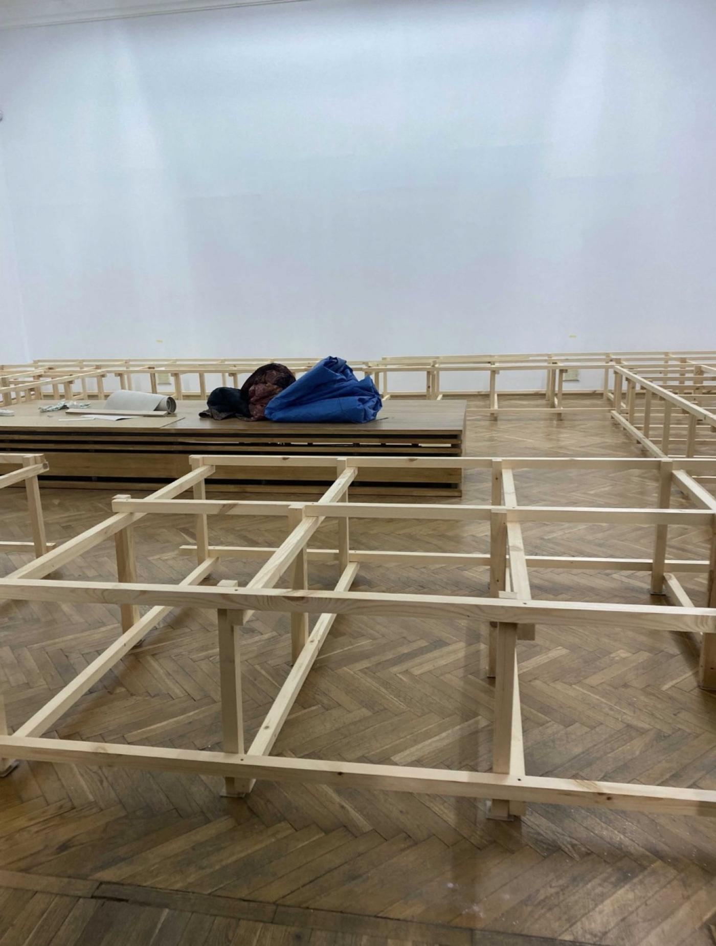 Vue de l'exposition de Nadia Kaabi-Linke "Blindstrom" en cours d'installation au Musée National d'Ukraine.