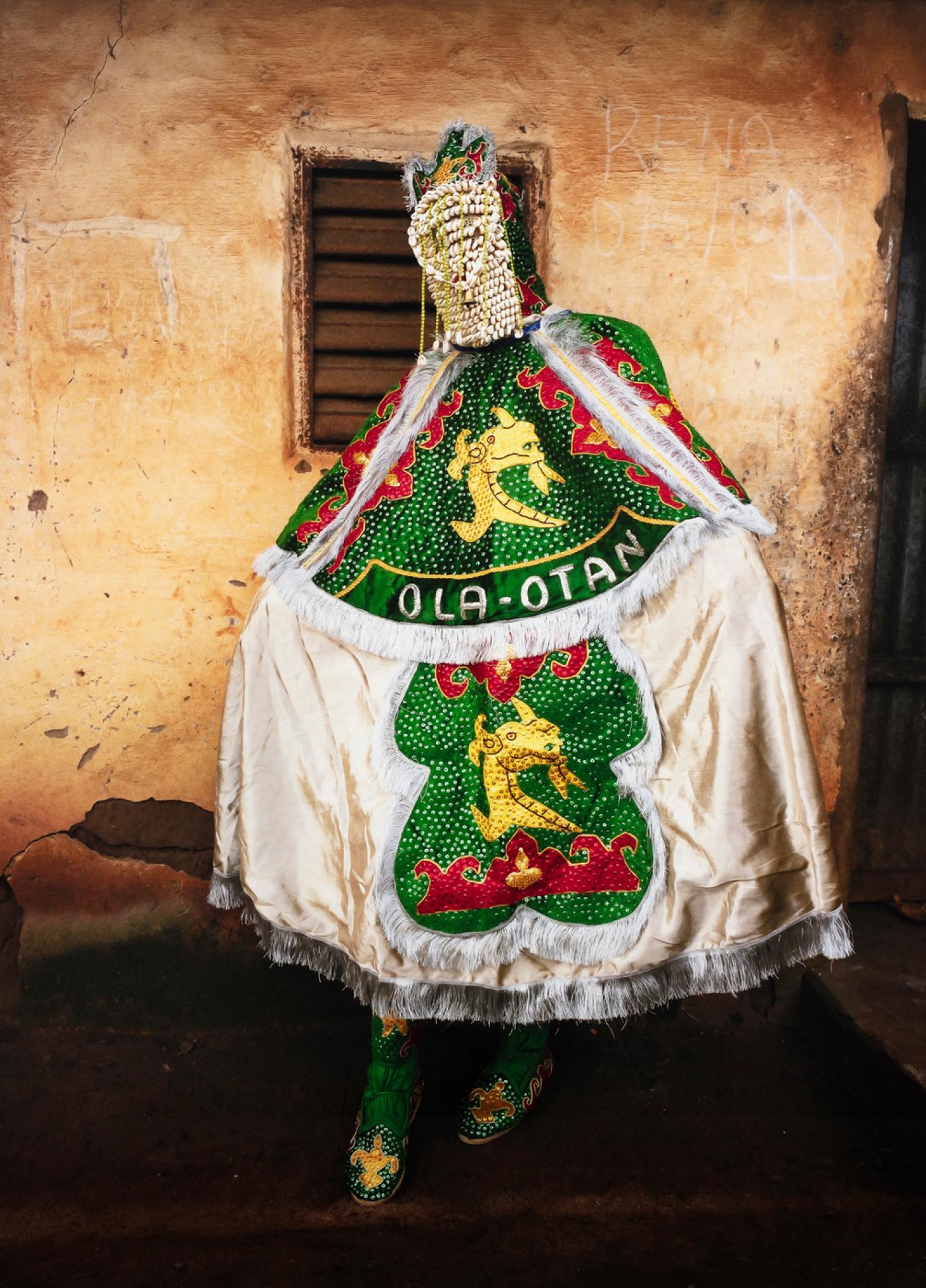 Léonce Raphaël Agbodjelou, "Egungun Masquerades III", 2015, photographie, impression pigmentaire, 145,9 x 107,2 cm. Édition 2/10.