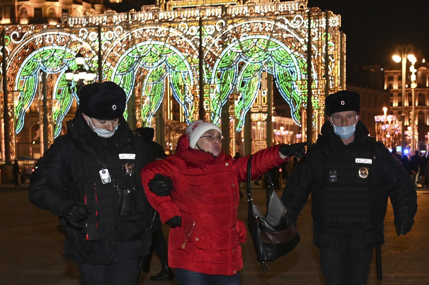 Des policiers arrêtent une femme lors d'une manifestation contre l'invasion de l'Ukraine par la Russie dans le centre de Moscou le 2 mars 2022.