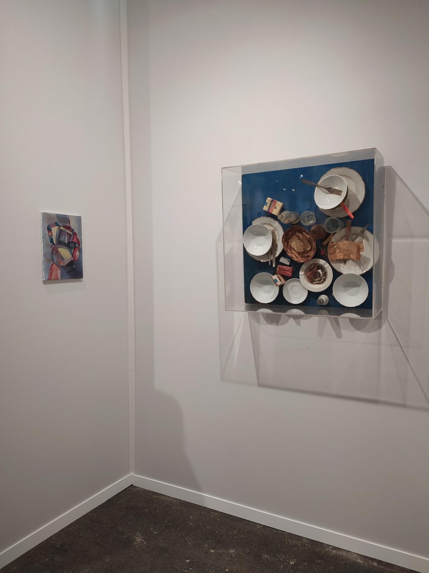 Vue du stand de la galerie Pauline Pavec, avec des oeuvres de Mathilde Denize et Daniel Spoerri, Art Paris Art Fair 2022