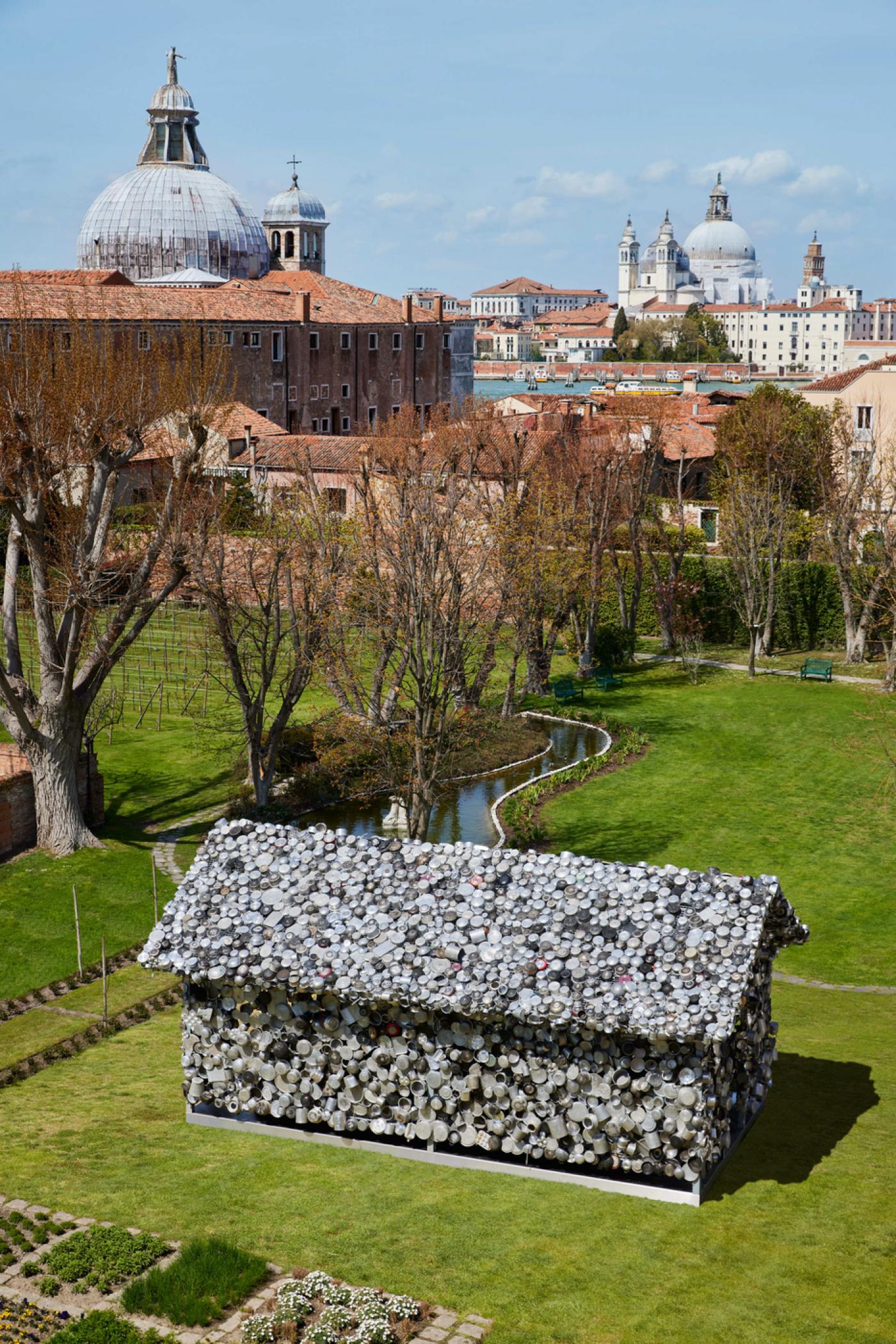 Subodh Gupta, "Cooking the world" dans les jardins de Cipriani à Belmond Hotel (île de la Giudecca).