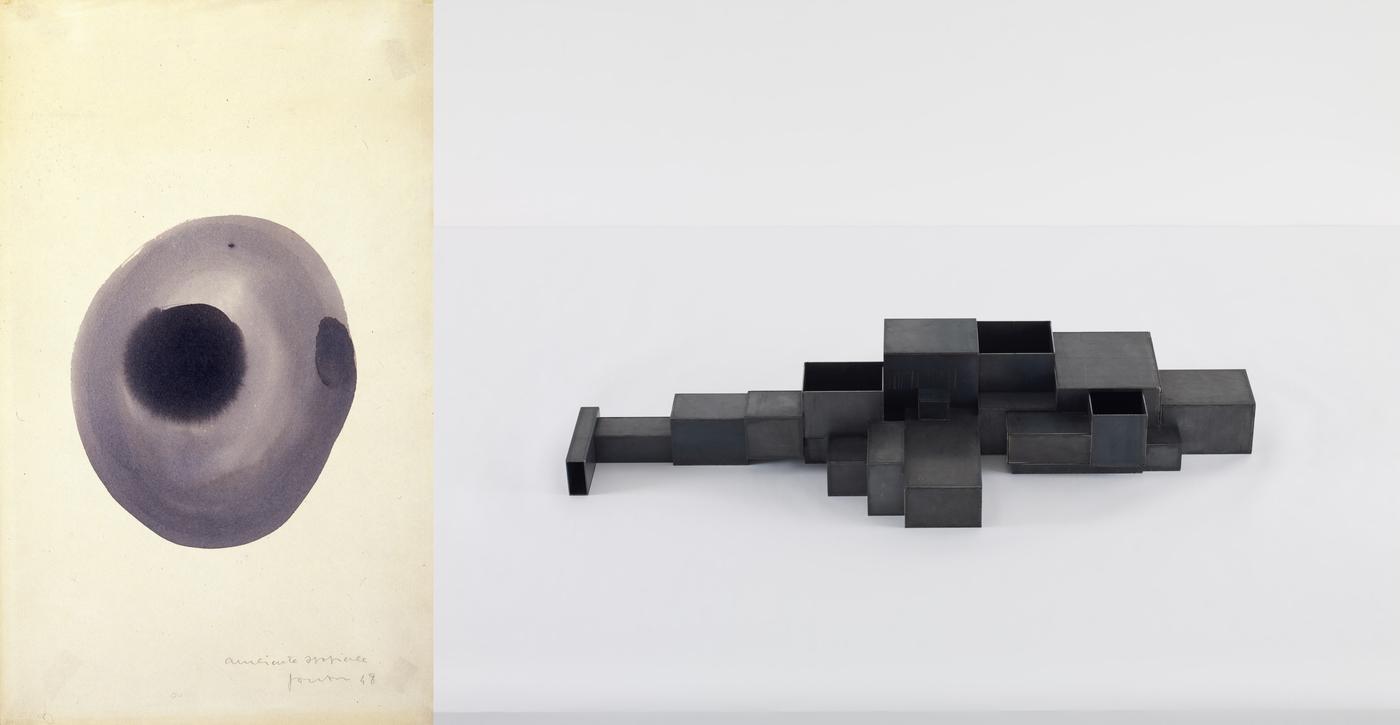 A gauche : Lucio Fontana, "Ambiente Spaziale", 1948, gouache sur papier,
37,7 x 22,5 cm.
A droite :
Antony Gormley, " Model Model 2", 2022 , acier Corten 3mm,  19,7 x 51,5 x 122,5 cm .